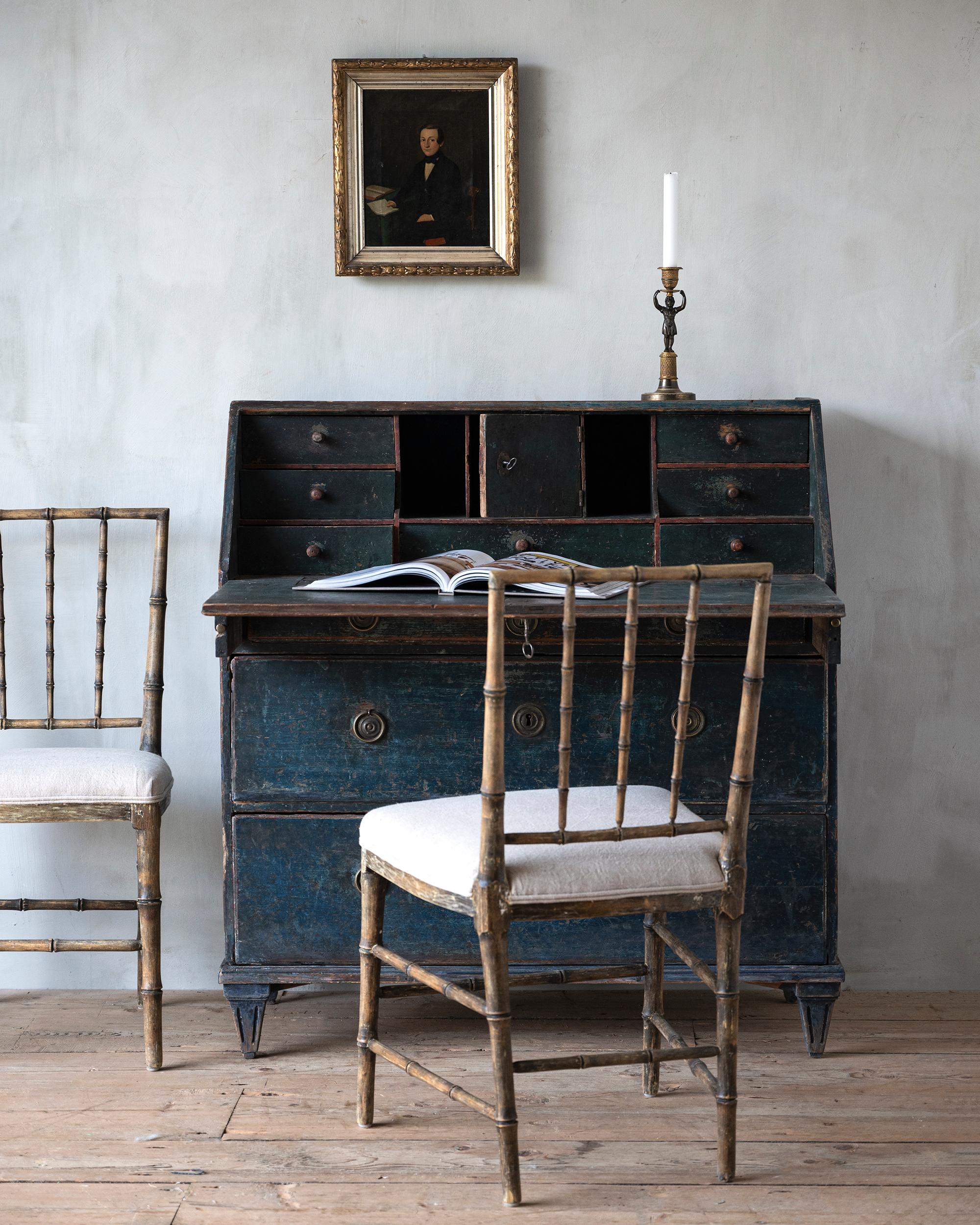 Fine 18th century Swedish Gustavian secretair in it's original finish with great patina and character. Ca 1790 Sweden. 

Additional measurements: Hight to desk 74 cm, Depth with desk folded out: 80 cm. 