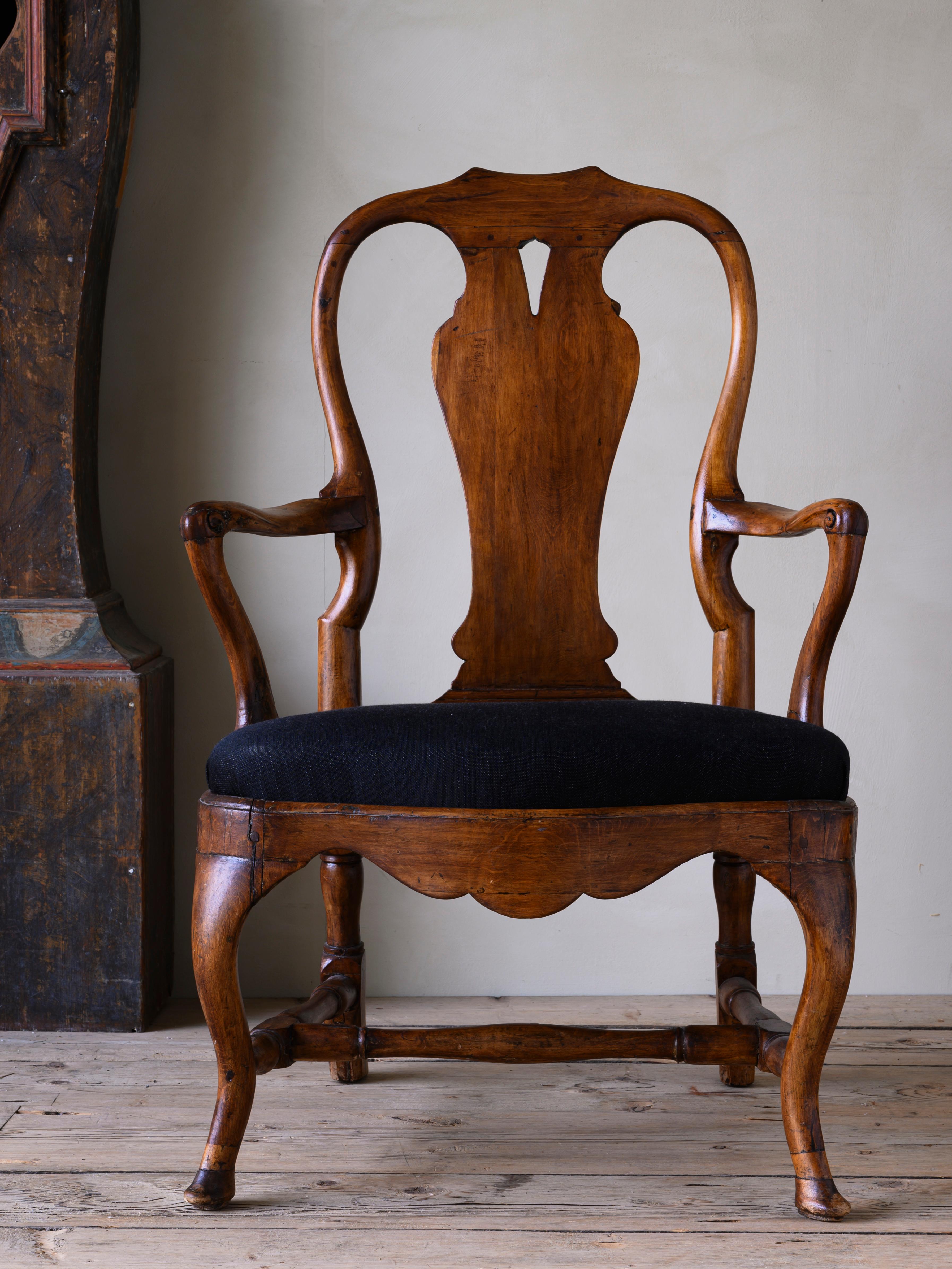 Fine 18th century Swedish Rococo armchair with a nice subtle patina and great proportions, circa 1870, Stockholm.
Simply elegant, no fuss. It's all about the proportions and finish.