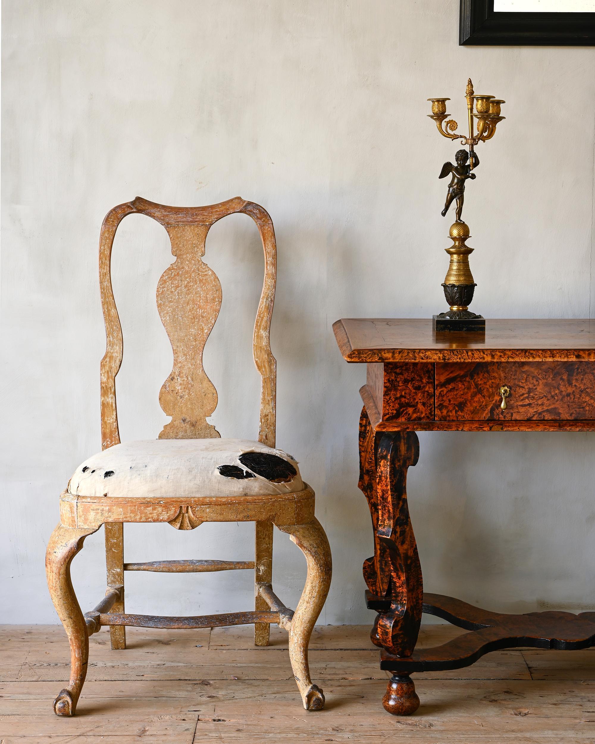 Belle et inhabituellement grande chaise suédoise d'époque Rococo du 18ème siècle dans sa finition d'origine avec une forme et des proportions fantastiques, vers 1760 Suède.