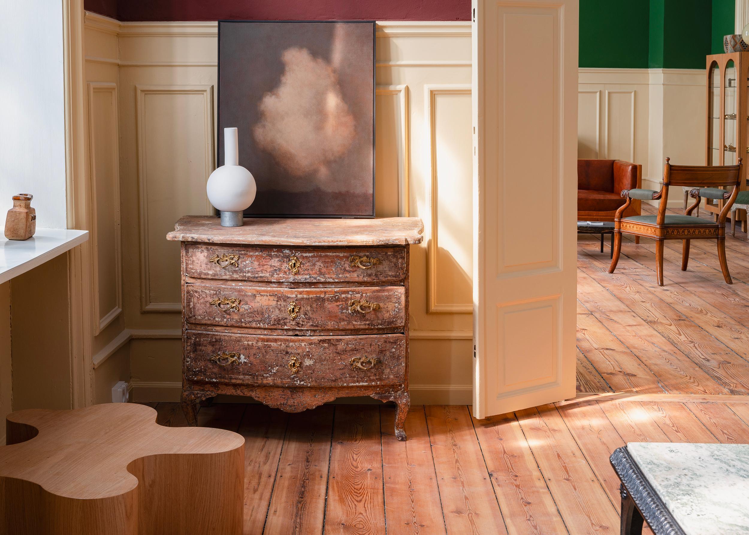 Fine 18th century Swedish Rococo commode in It's original colour. ca 1770 Sweden. 