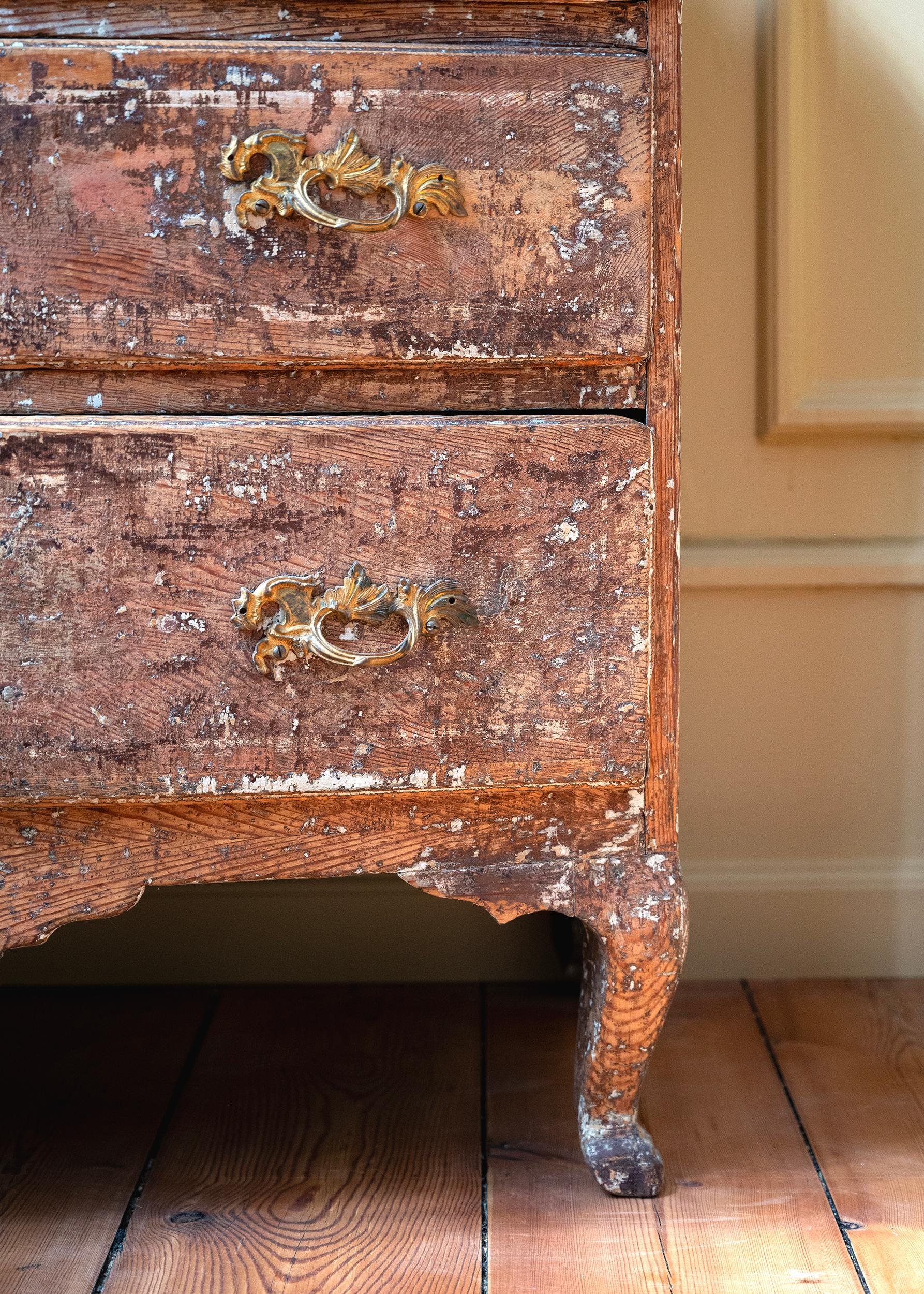 Hand-Crafted Fine 18th Century Swedish Rococo Commode For Sale