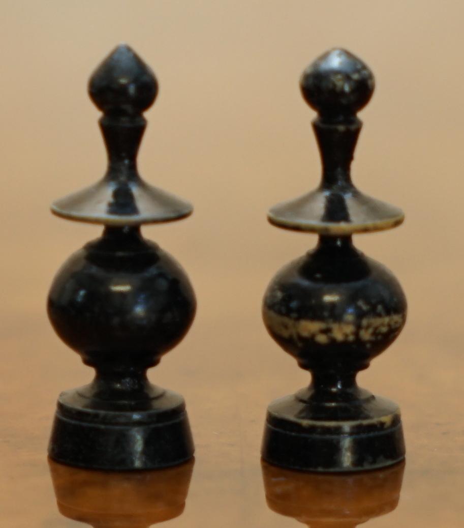 FINE CASTLE TURNED POT HOLDING PERiOD CARVED CHESS SET MUST SEE 18TH CENTURY en vente 11