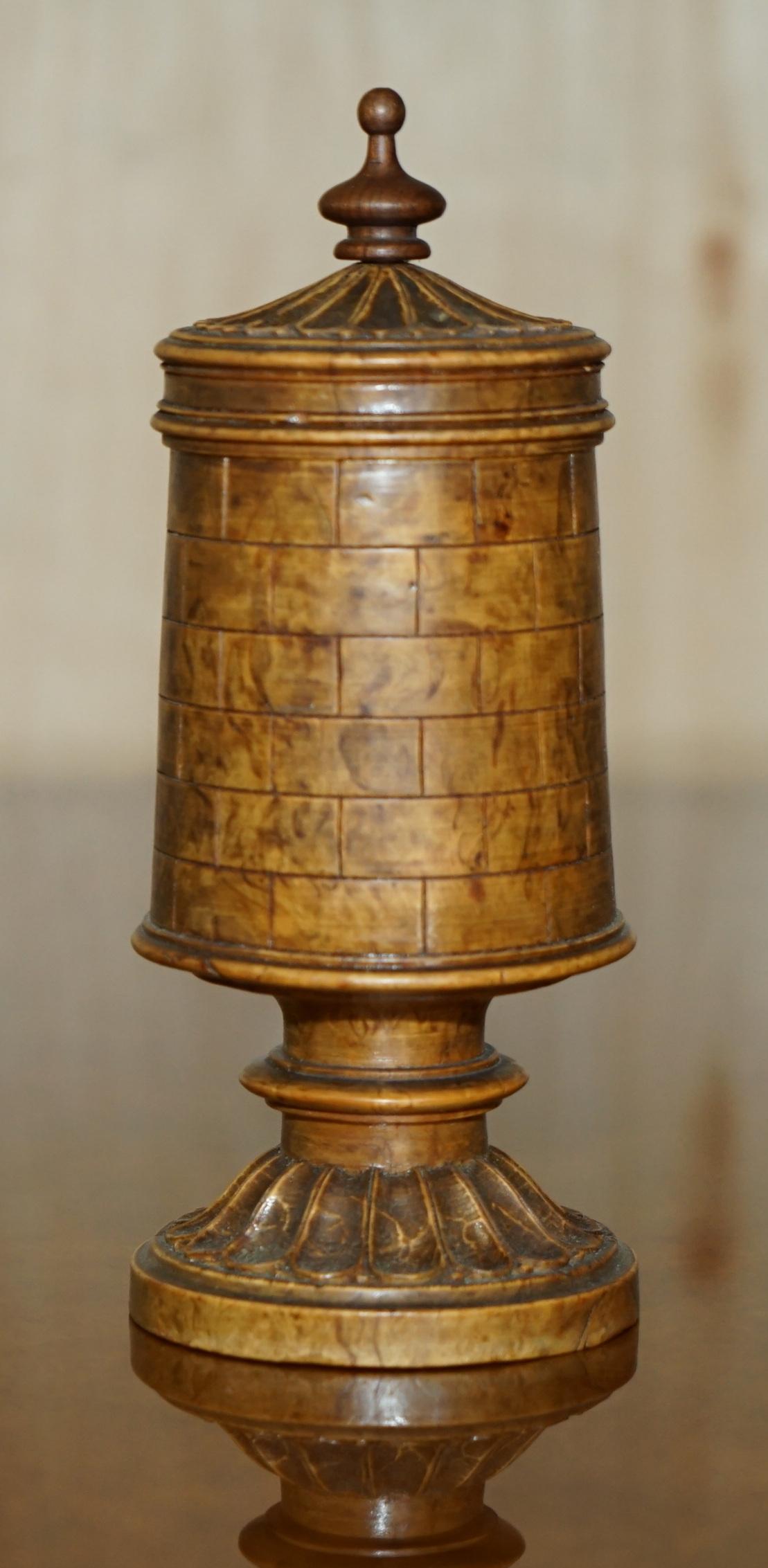 Royal House Antiques

The House Antiques a le plaisir d'offrir à la vente ce très rare pot à vélo du 18ème siècle sculpté à la main en forme de tour ou de château d'échecs qui contient un jeu d'échecs d'époque. 

Veuillez noter que les frais de