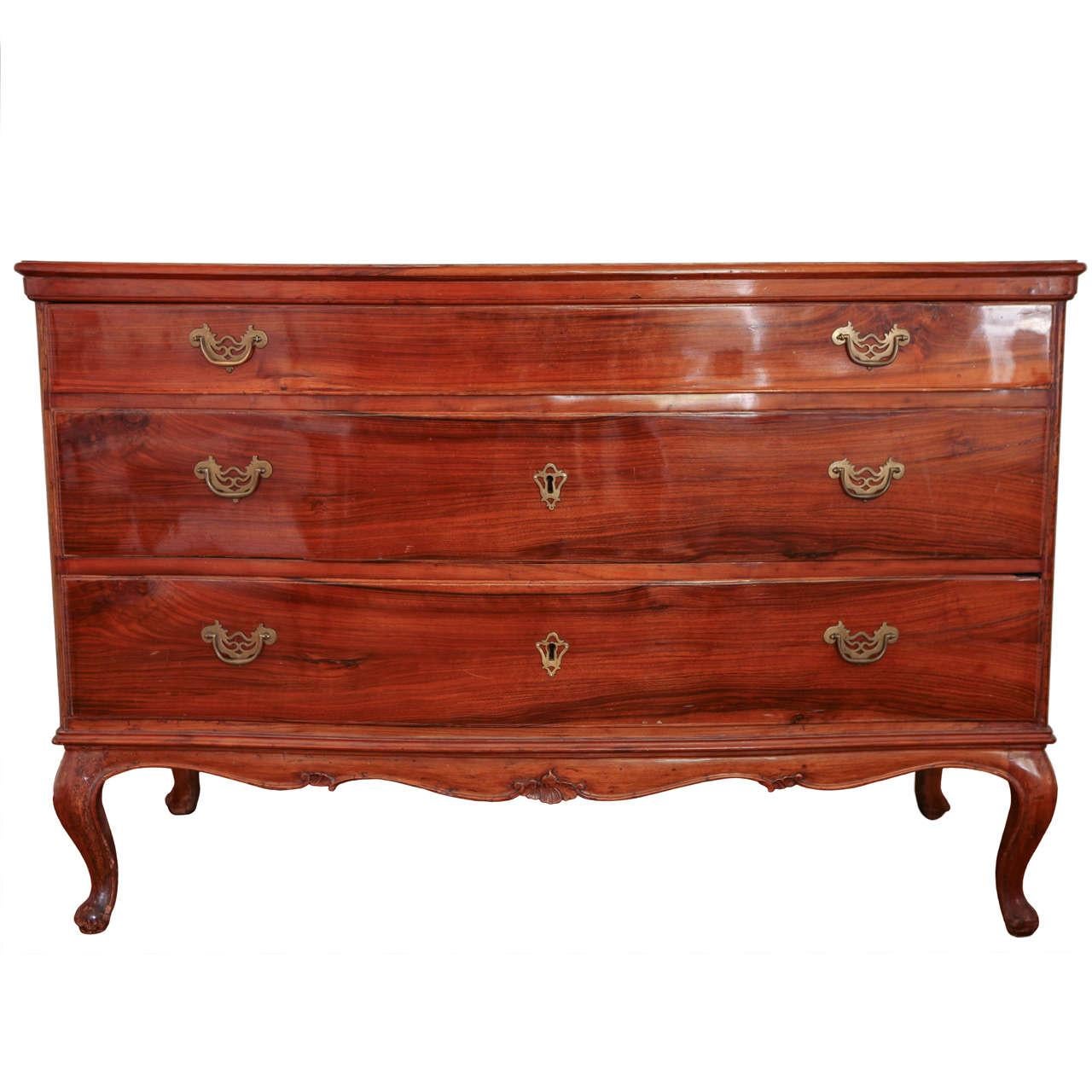 Un bel paio di  Commode veneziane del XVIII secolo in legno di frutto con tre lunghi cassetti.
Misure: 132 x 88 x 62 cm. Condizioni vintage molto buone.