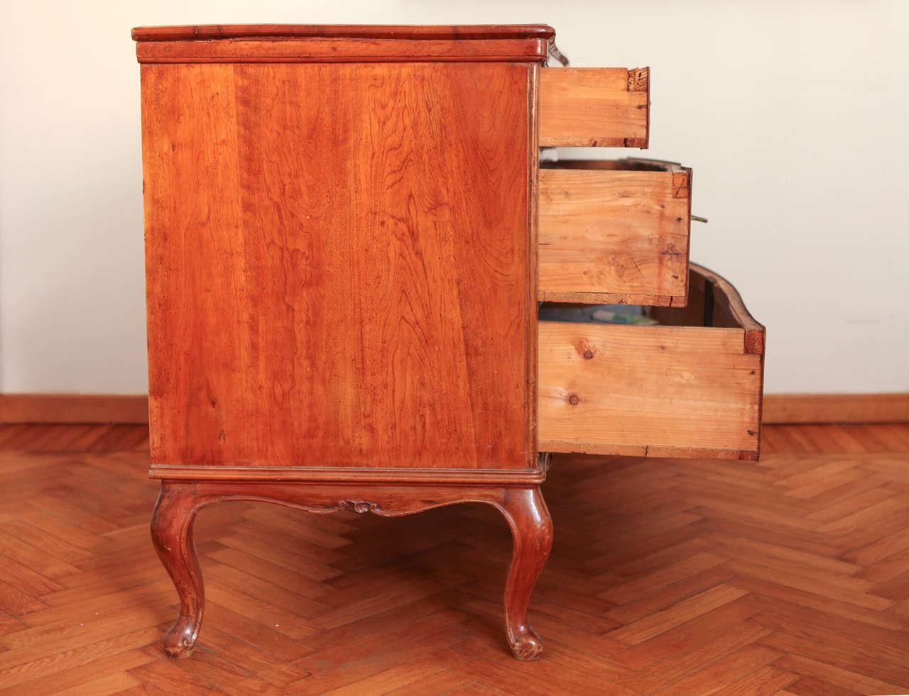 Noce Pregevoli commodes veneziane del XVIII secolo in legno di frutto in vendita