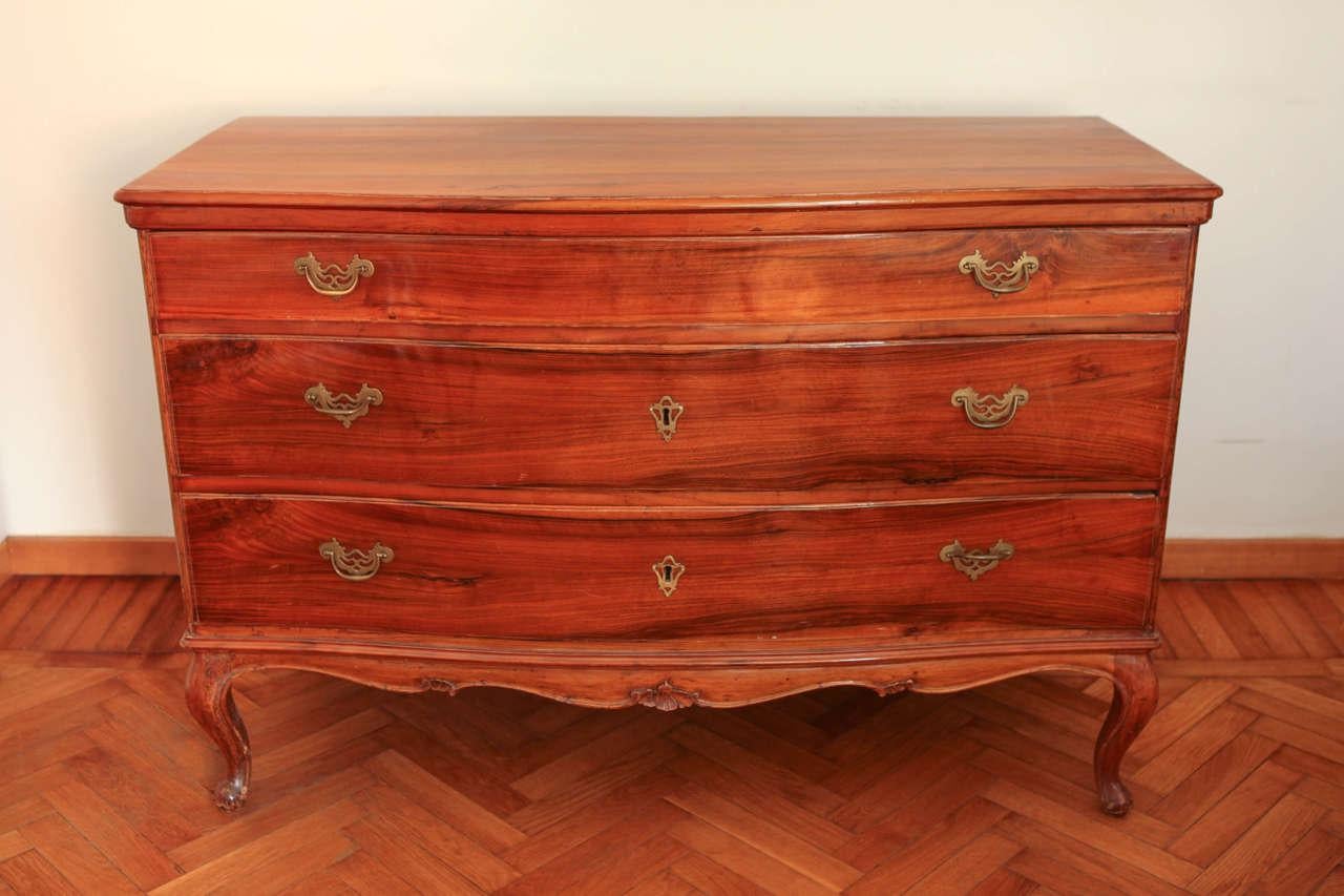 Pregevoli commodes veneziane del XVIII secolo in legno di frutto in vendita 1