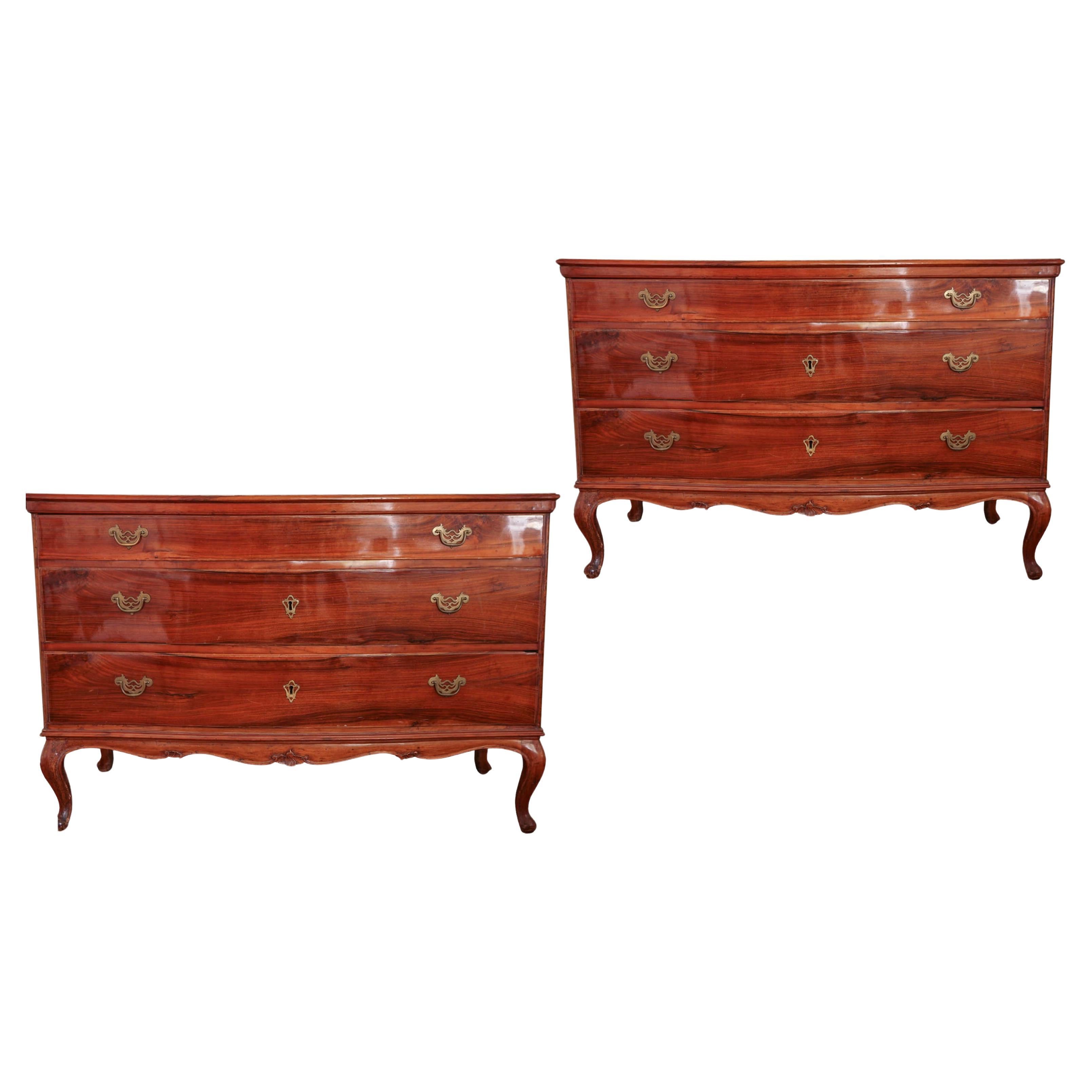 Pregevoli commodes veneziane del XVIII secolo in legno di frutto in vendita