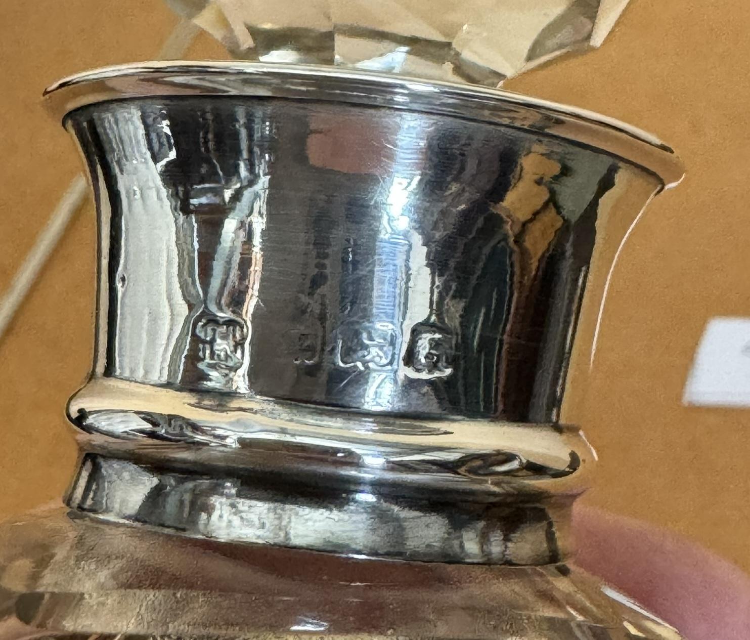 Antigüedades de la Casa Real

Royal House Antiques se complace en poner a la venta este sublime decantador de Whisky Spirit de 1906 de cristal dorado con collar de plata de ley y tapón de cristal tallado

Pieza decorativa y de buen aspecto, tiene un