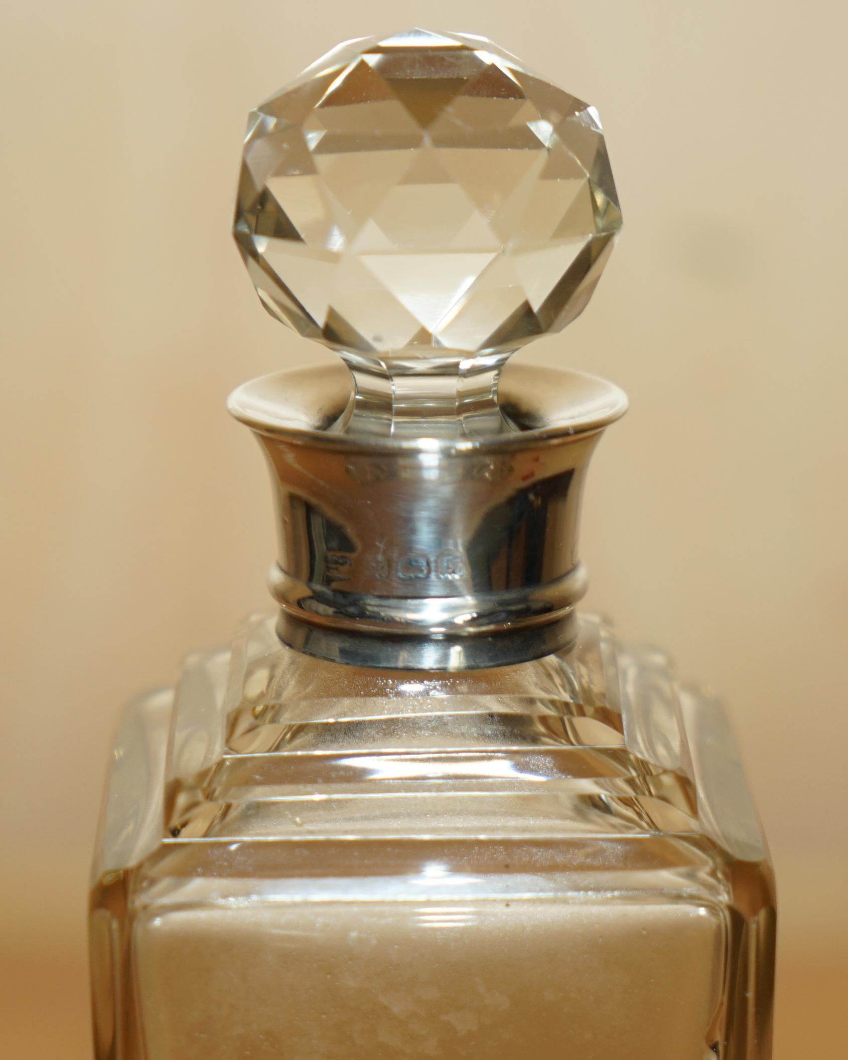 fino decantador antiguo 1906 de whisky espiritoso con collar de plata de ley en Bueno estado para la venta en West Sussex, Pulborough