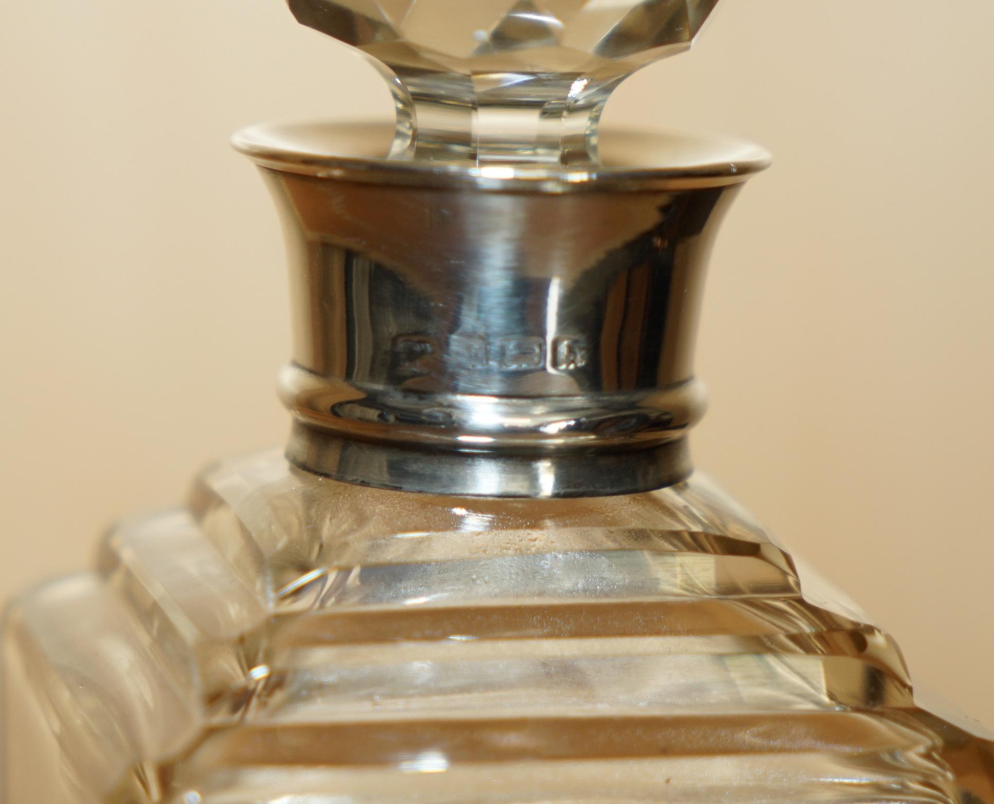 fino decantador antiguo 1906 de whisky espiritoso con collar de plata de ley principios del siglo XX en venta