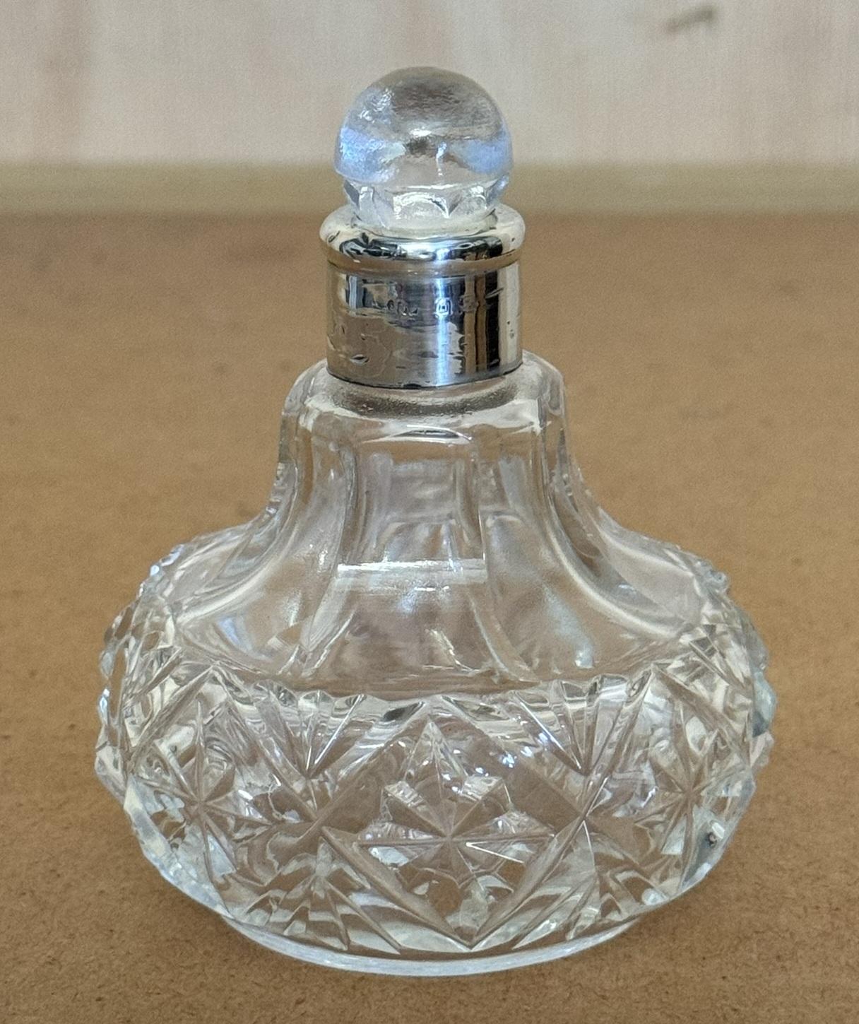 FINE 1929 ART DECO ANTIQUE STERLING SiLVER PERFUME BOTTLE IN CUT GLASS CRYSTAL For Sale 2