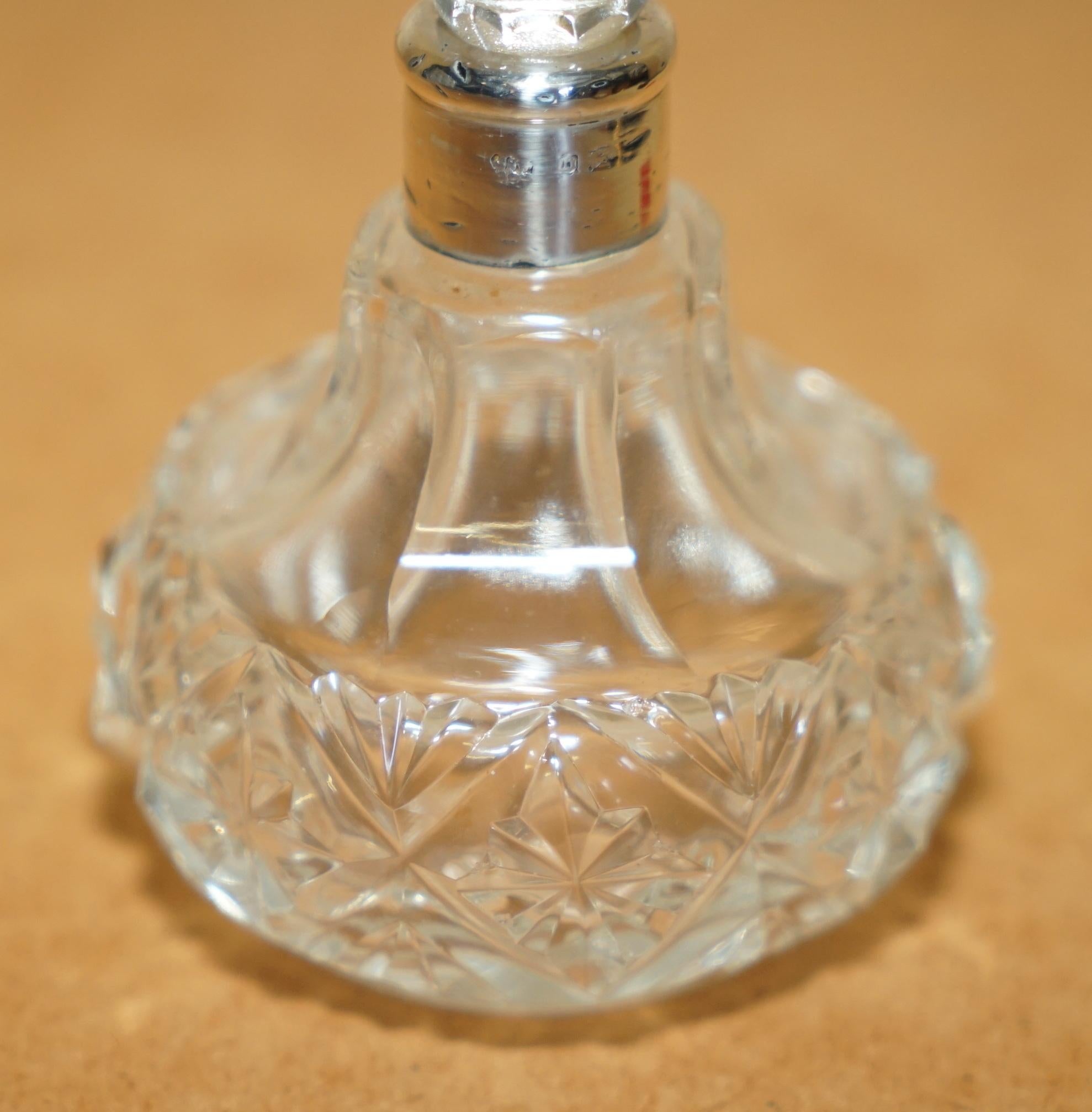 FINE 1929 ART DECO ANTIQUE STERLING SiLVER PERFUME BOTTLE IN CUT GLASS CRYSTAL In Good Condition For Sale In West Sussex, Pulborough