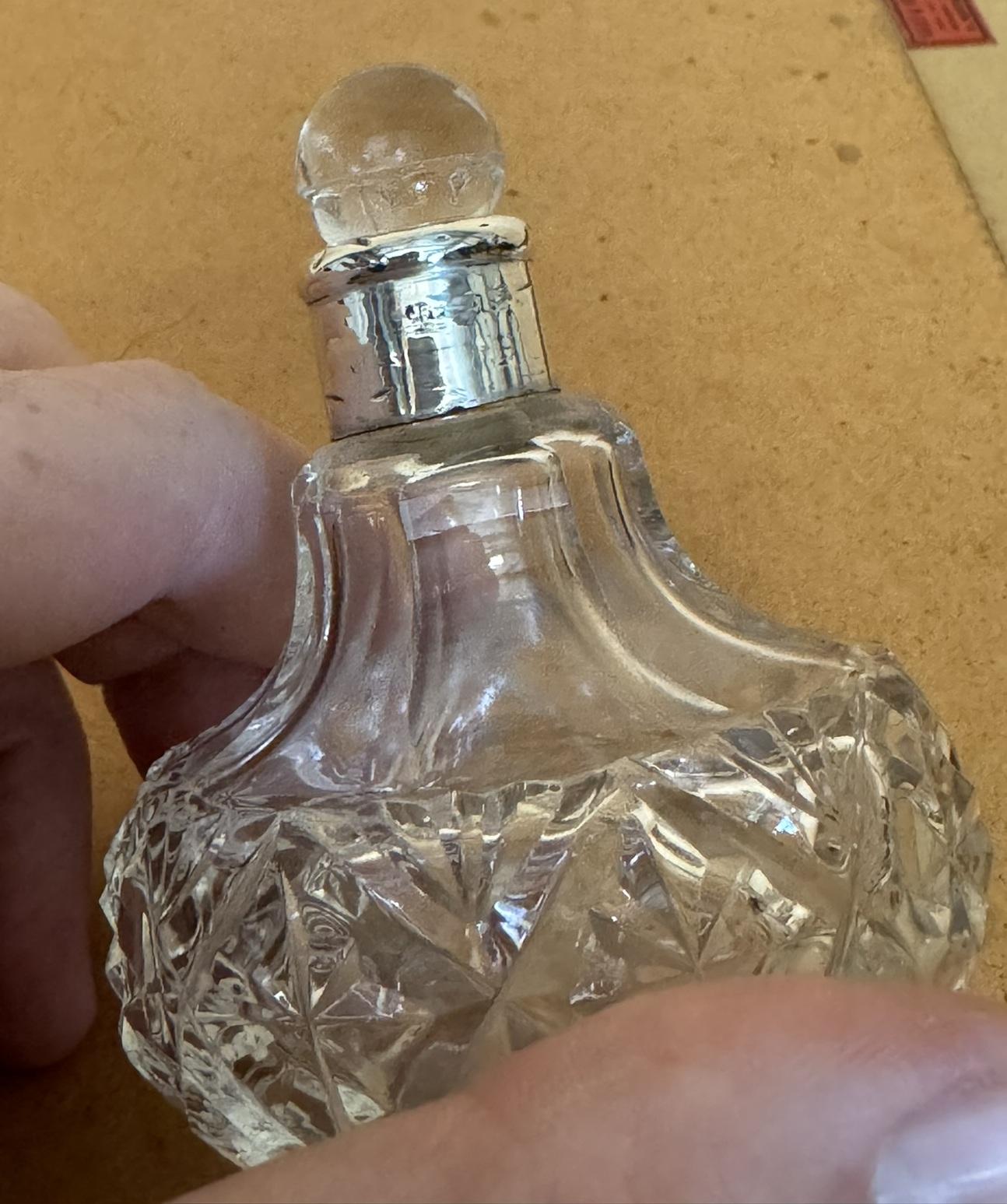 FINE 1929 ART DECO ANTIQUE STERLING SiLVER PERFUME BOTTLE IN CUT GLASS CRYSTAL For Sale 1