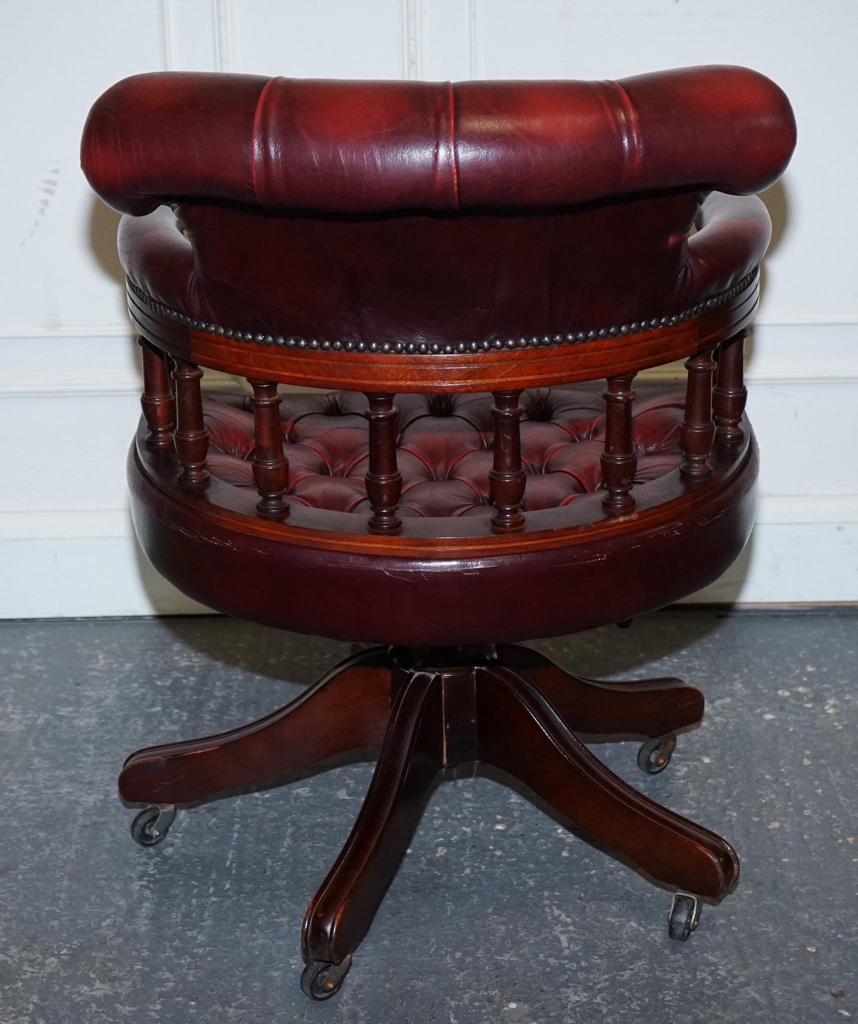 FINE 1950'S BURGUNDY CHESTERFIELD LEATHER CAPTAINS SWIVEL DESK CHAiR For Sale 6