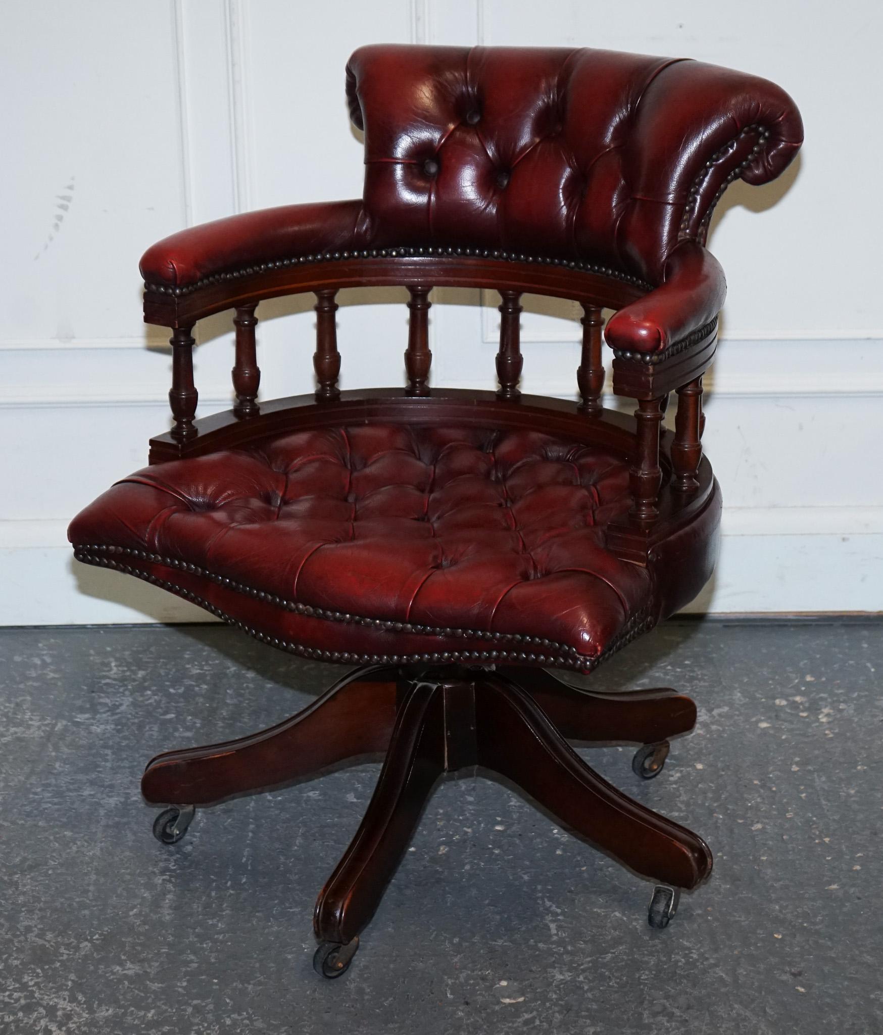 Antiquariato di Londra



Siamo lieti di offrire in vendita questa raffinata sedia da scrivania girevole in pelle Chesterfield del 1950.

 Trasudano raffinatezza di metà secolo e comfort senza tempo. Rivestita in ricca e morbida pelle bordeaux, la