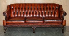 FINE 1960's BORDEAUX LEATHER RESTORED CHESTERFIELD CLUB THREE SEAT SOFA SETTEE
