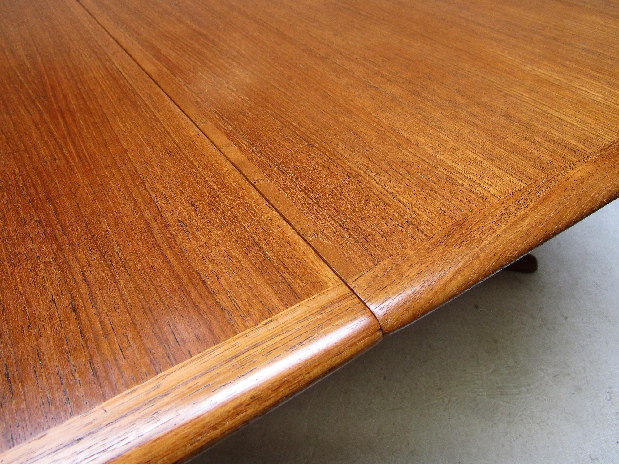Fine 1960s Danish Extending Banqueting Dining Table In Teak By Dyrlund en vente 3