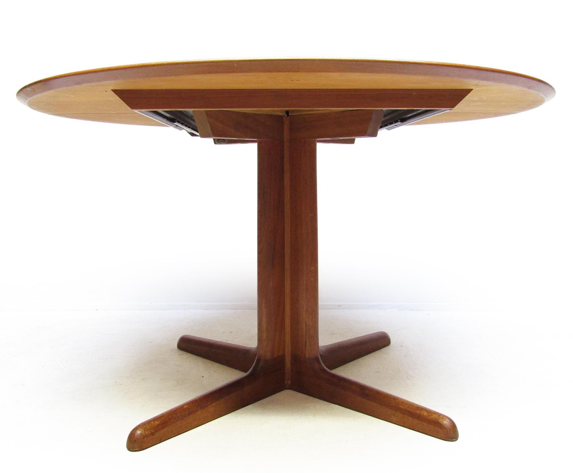 Fine 1960s Danish Extending Banqueting Dining Table In Teak By Dyrlund en vente 4