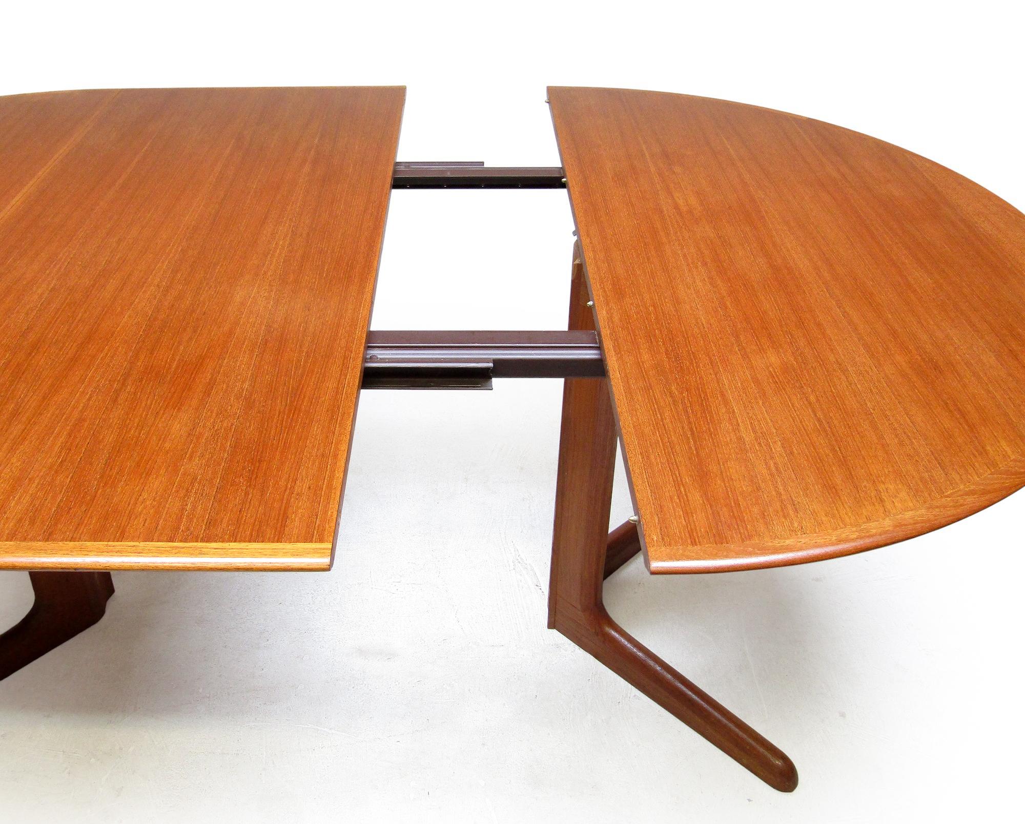 Fine 1960s Danish Extending Banqueting Dining Table In Teak By Dyrlund en vente 5