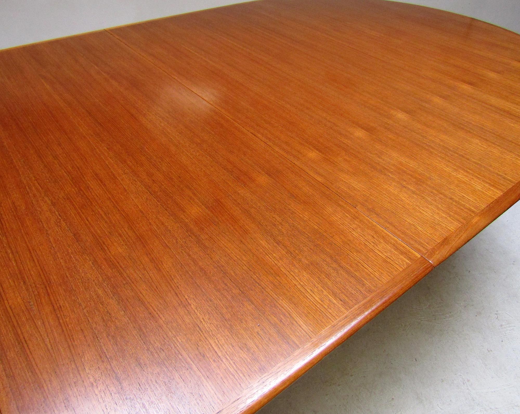 Fine 1960s Danish Extending Banqueting Dining Table In Teak By Dyrlund en vente 7