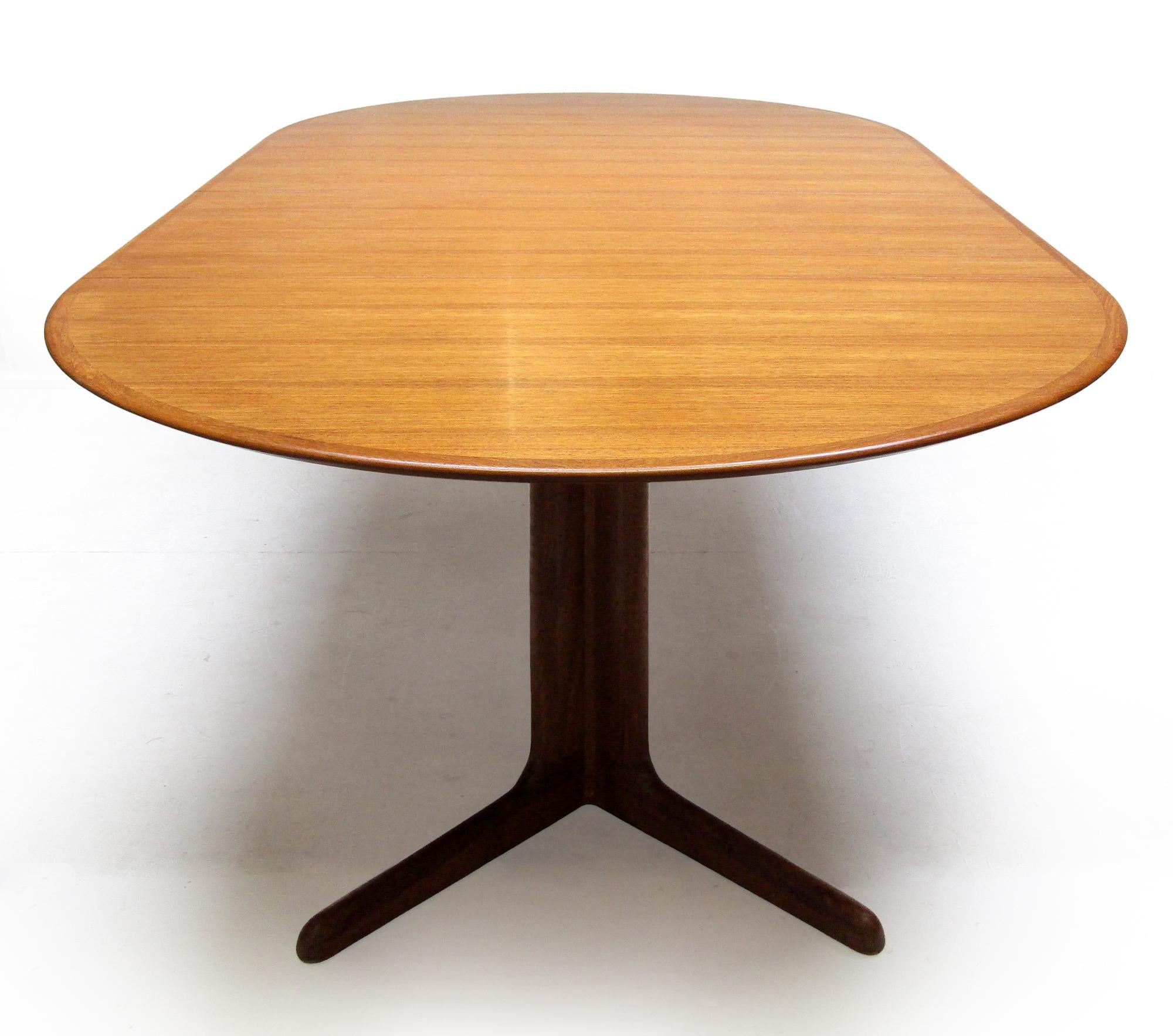Fine 1960s Danish Extending Banqueting Dining Table In Teak By Dyrlund en vente 8