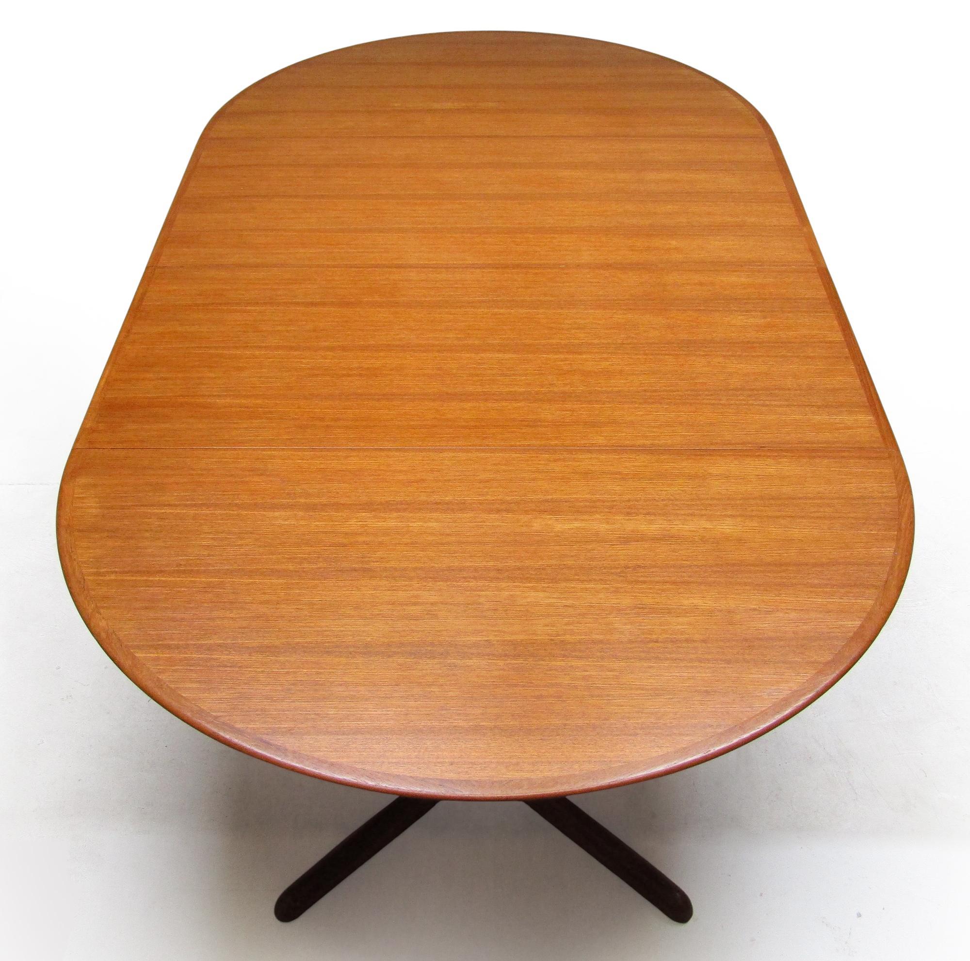 Magnifique table de salle à manger des années 1960 en teck, fabriquée par le danois Dyrlund, avec deux rallonges.

En excellent état de restauration, il s'étend jusqu'à 222 cm et peut accueillir jusqu'à douze convives. Il peut être compacté en une