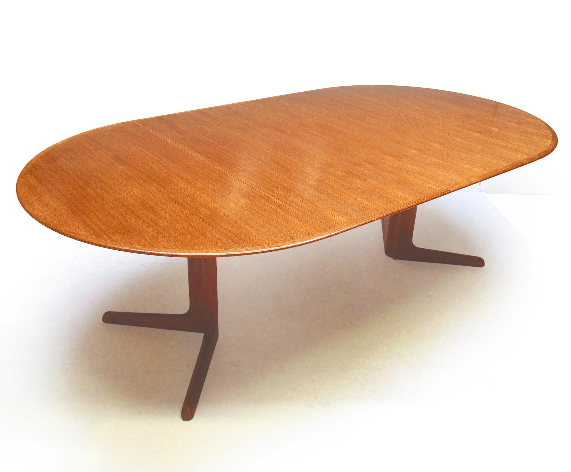 Mid-Century Modern Fine 1960s Danish Extending Banqueting Dining Table In Teak By Dyrlund en vente