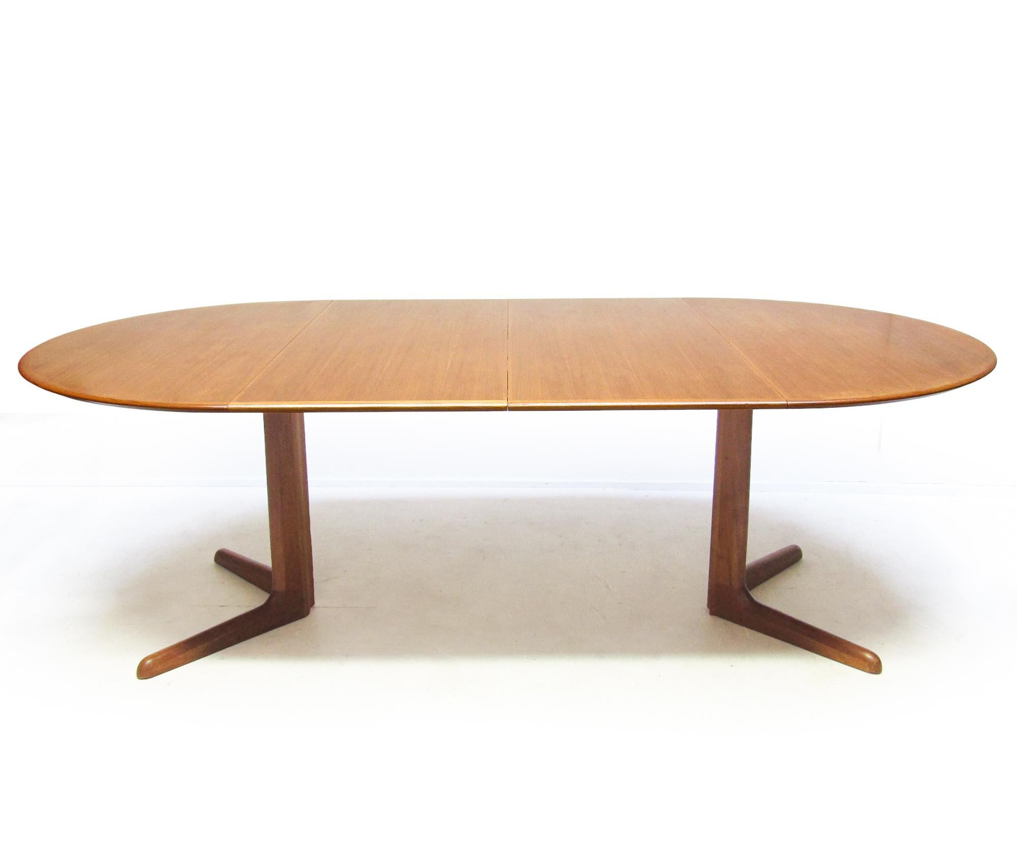 Danois Fine 1960s Danish Extending Banqueting Dining Table In Teak By Dyrlund en vente