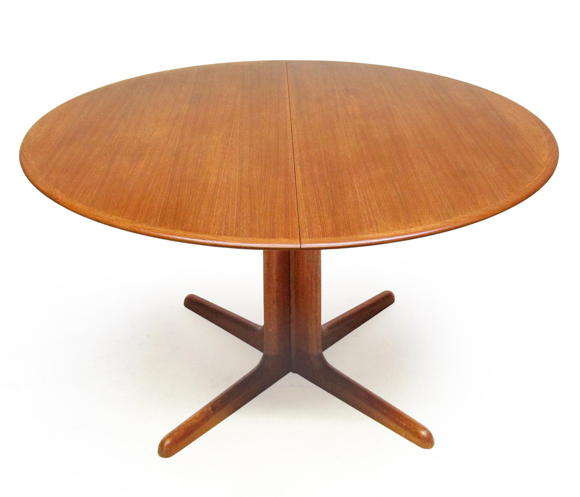 Fine 1960s Danish Extending Banqueting Dining Table In Teak By Dyrlund Bon état - En vente à Shepperton, Surrey