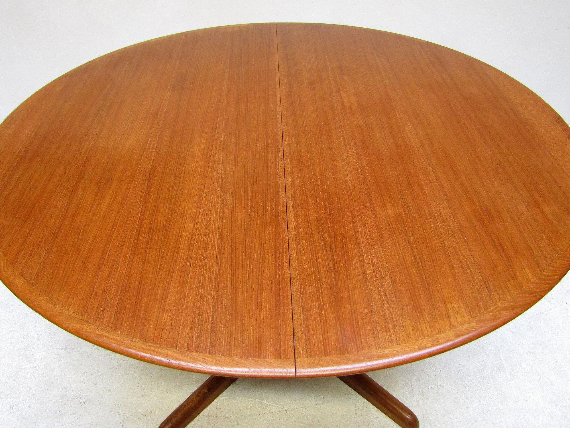 20ième siècle Fine 1960s Danish Extending Banqueting Dining Table In Teak By Dyrlund en vente