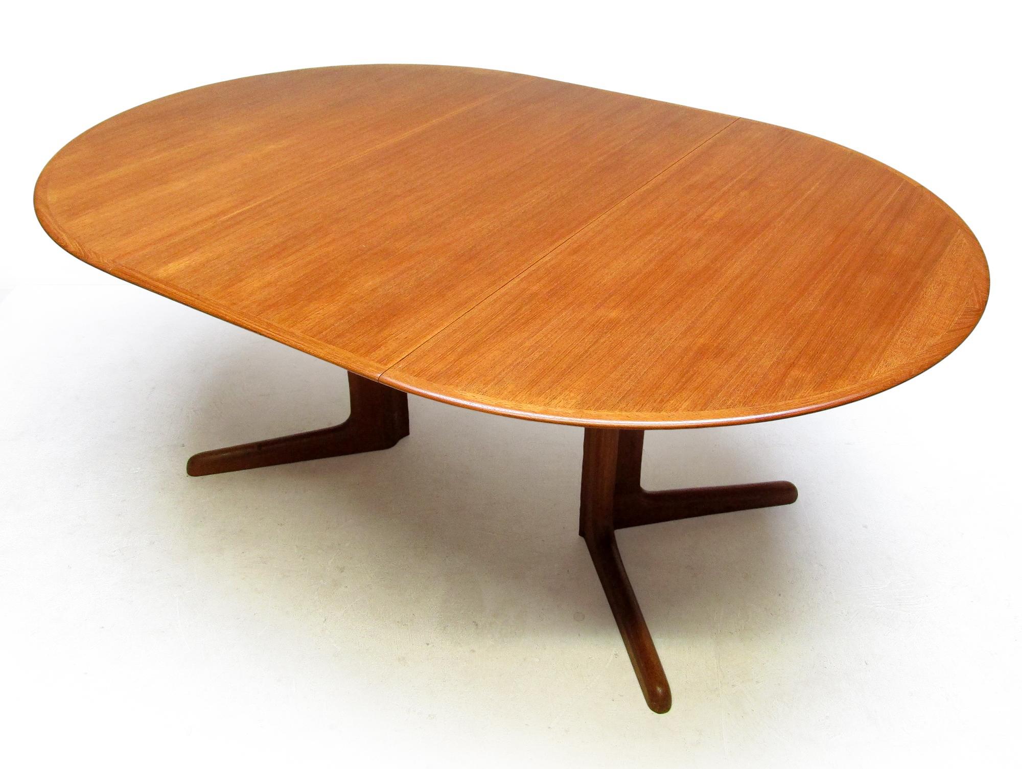 Teck Fine 1960s Danish Extending Banqueting Dining Table In Teak By Dyrlund en vente