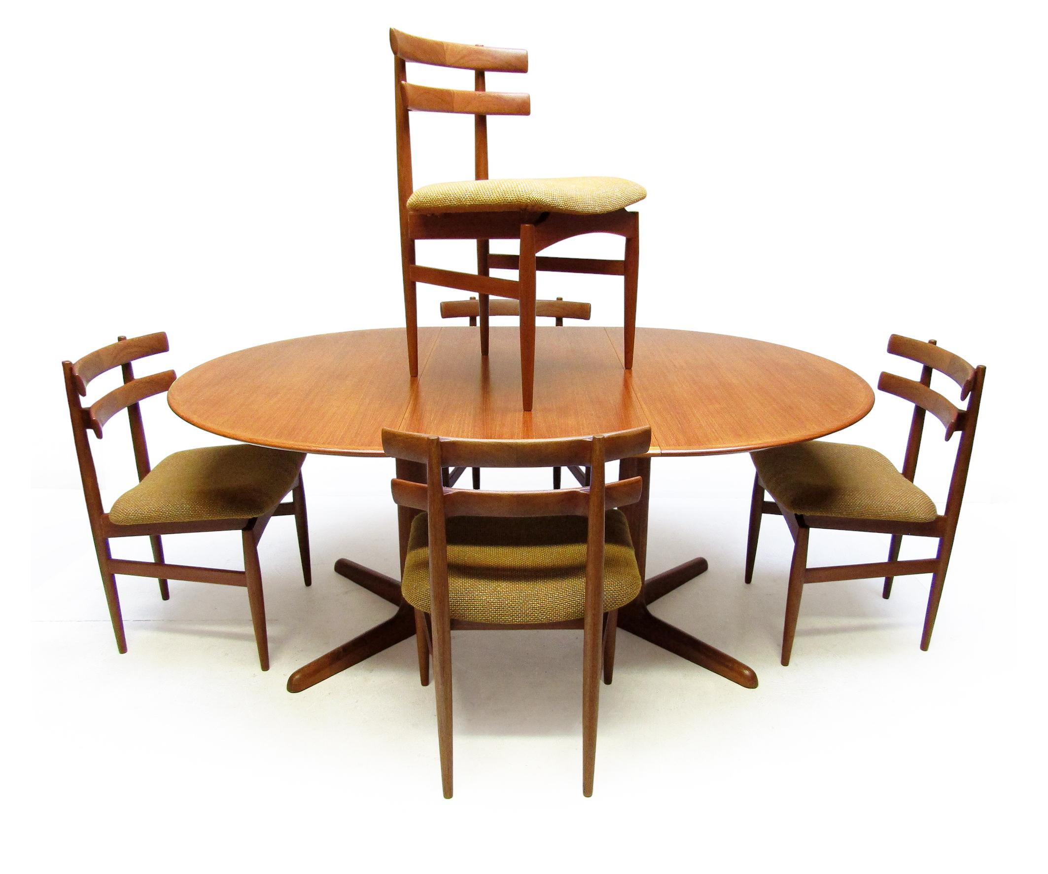 Fine 1960s Danish Extending Banqueting Dining Table In Teak By Dyrlund en vente 1