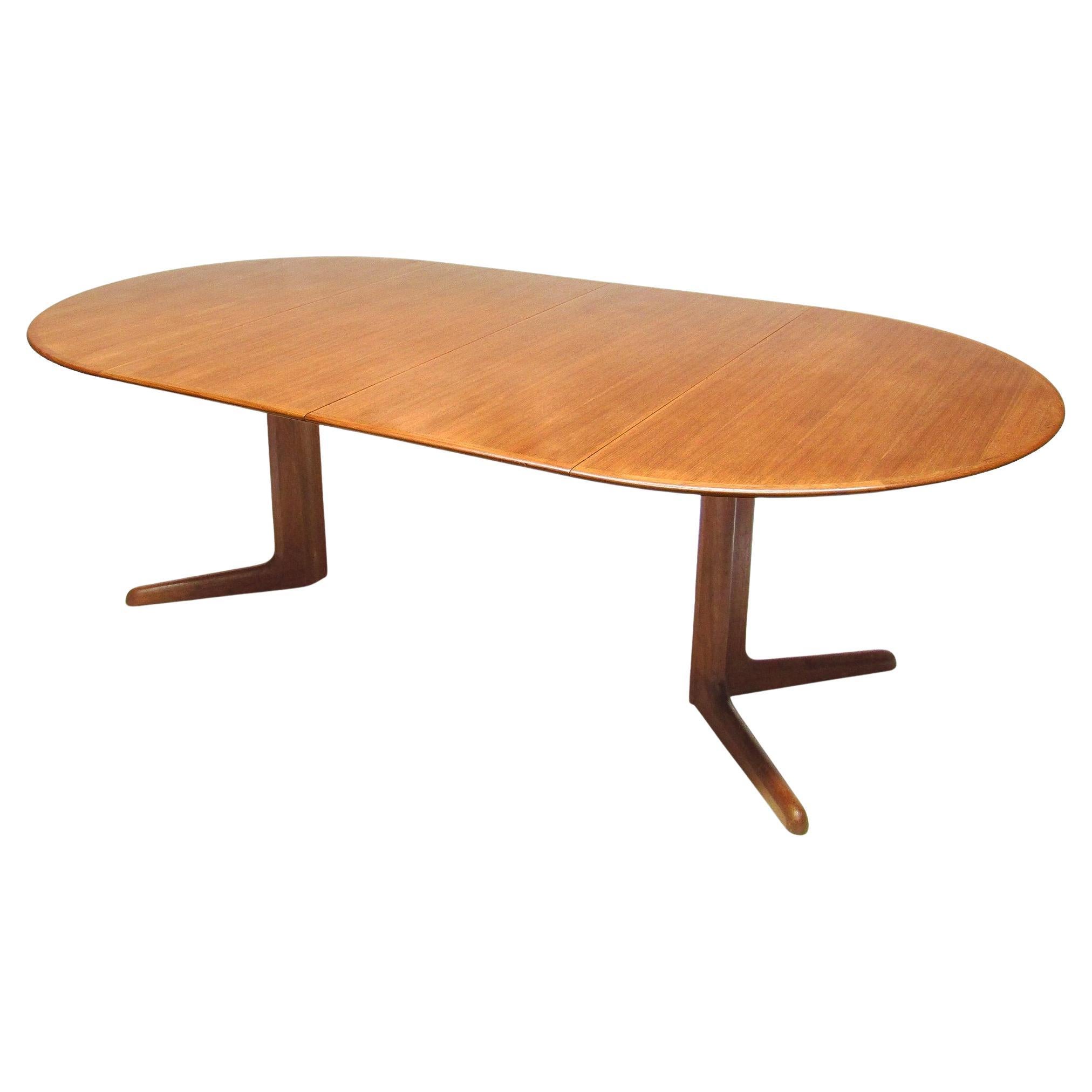 Fine 1960s Danish Extending Banqueting Dining Table In Teak By Dyrlund en vente