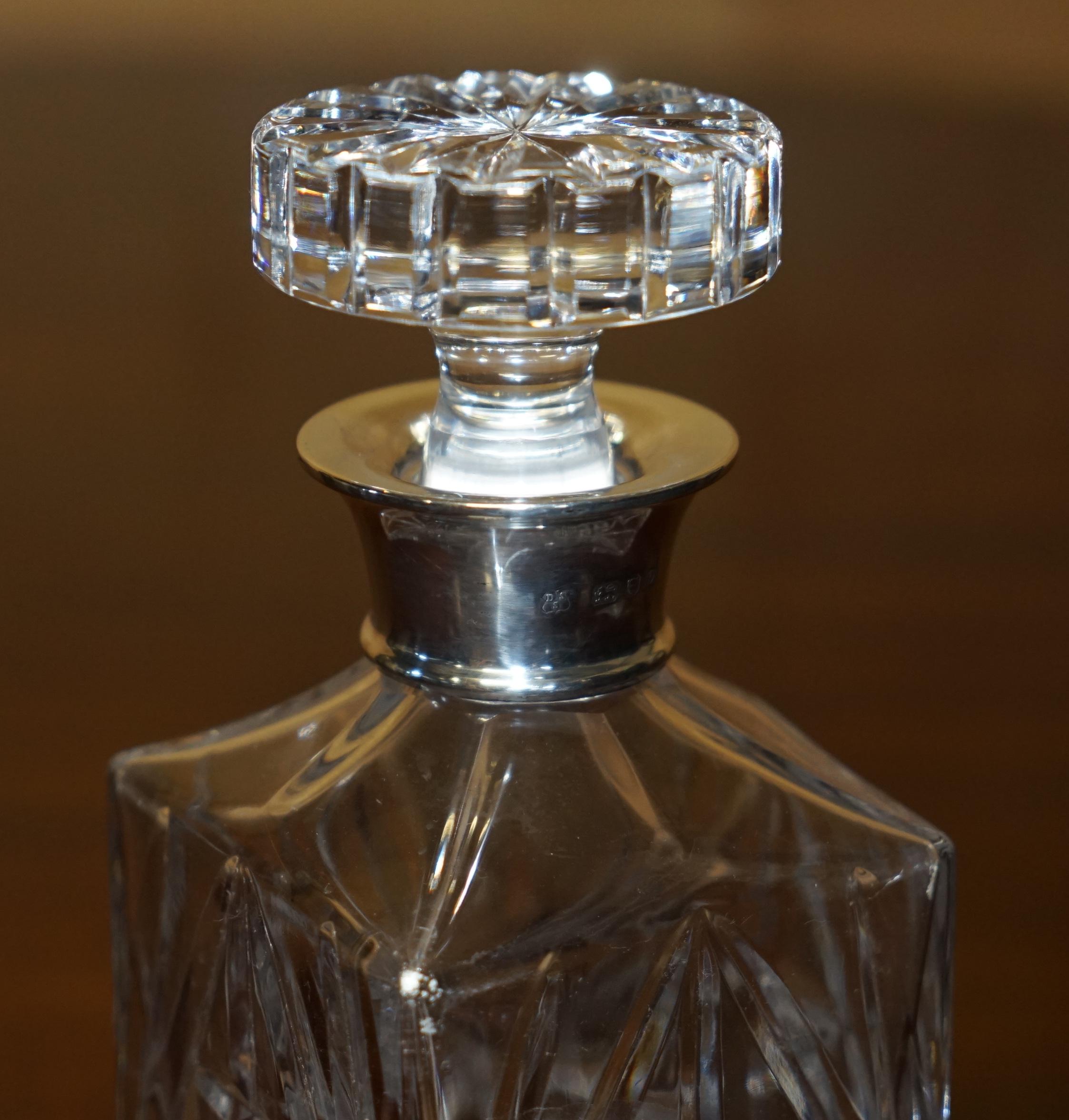 fino decantador antiguo de whisky de david shaw de 1978 con collar de plata esternalda Inglés en venta