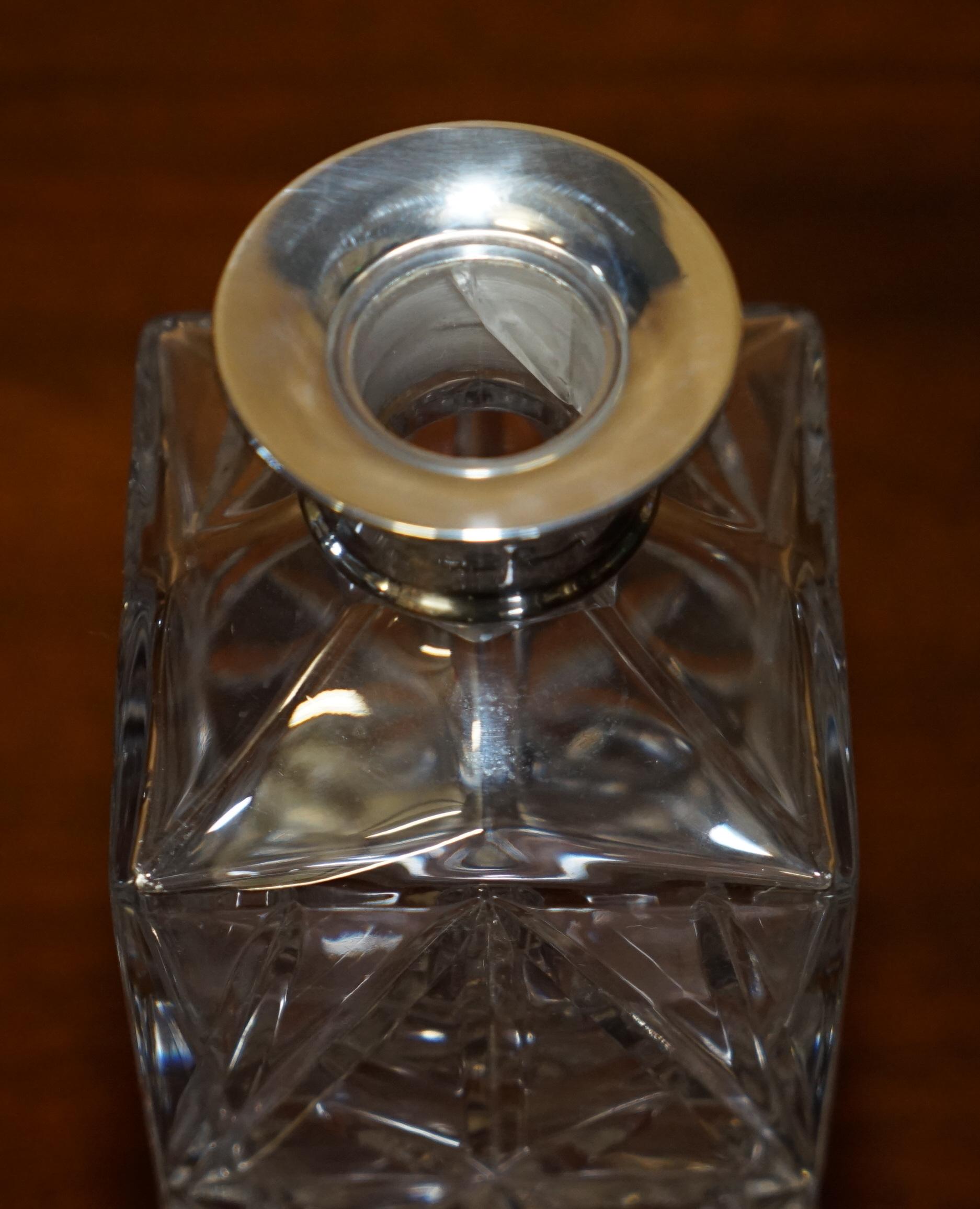 fino decantador antiguo de whisky de david shaw de 1978 con collar de plata esternalda en Bastante bueno estado para la venta en West Sussex, Pulborough