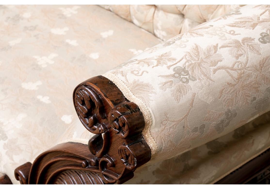 XIXe siècle Grand canapé/lit de jour anglo-indien en bois de rose sculpté du 19ème siècle en vente