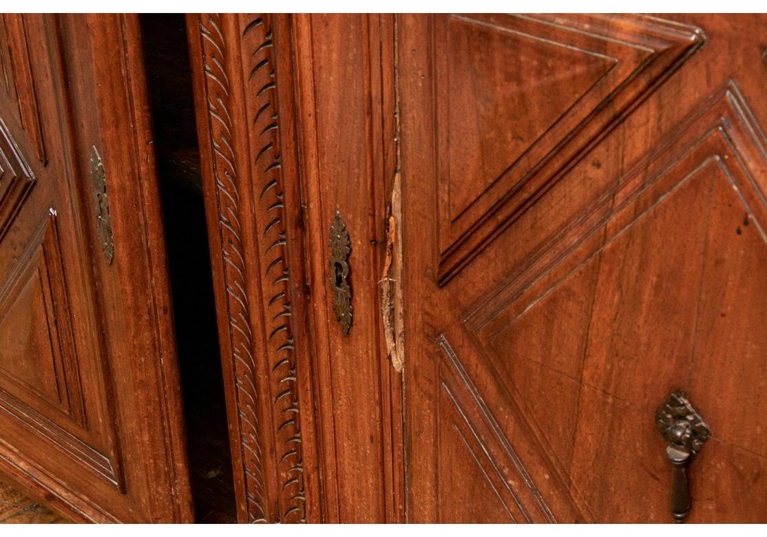 Legno Raffinato mobile buffet in mogano intagliato del XIX secolo in vendita