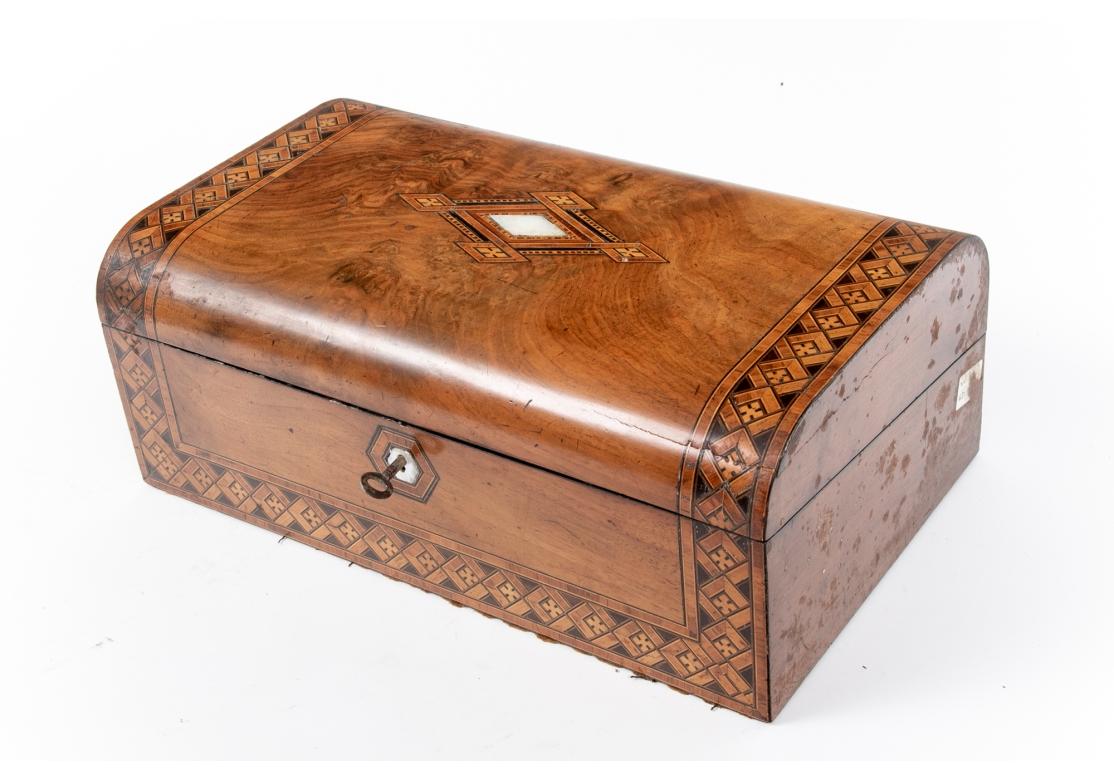 Ein feiner größerer antiker Reiseschreibtisch mit edlem Holz und Perlmutt-Intarsien.  Die Innenausstattung aus dunklem Mahagoni mit blauer Samtschreibfläche (erwartete Abnutzung) und mehreren schwarzen Deckelfächern. Mit einem Schlüssel. Der Sockel