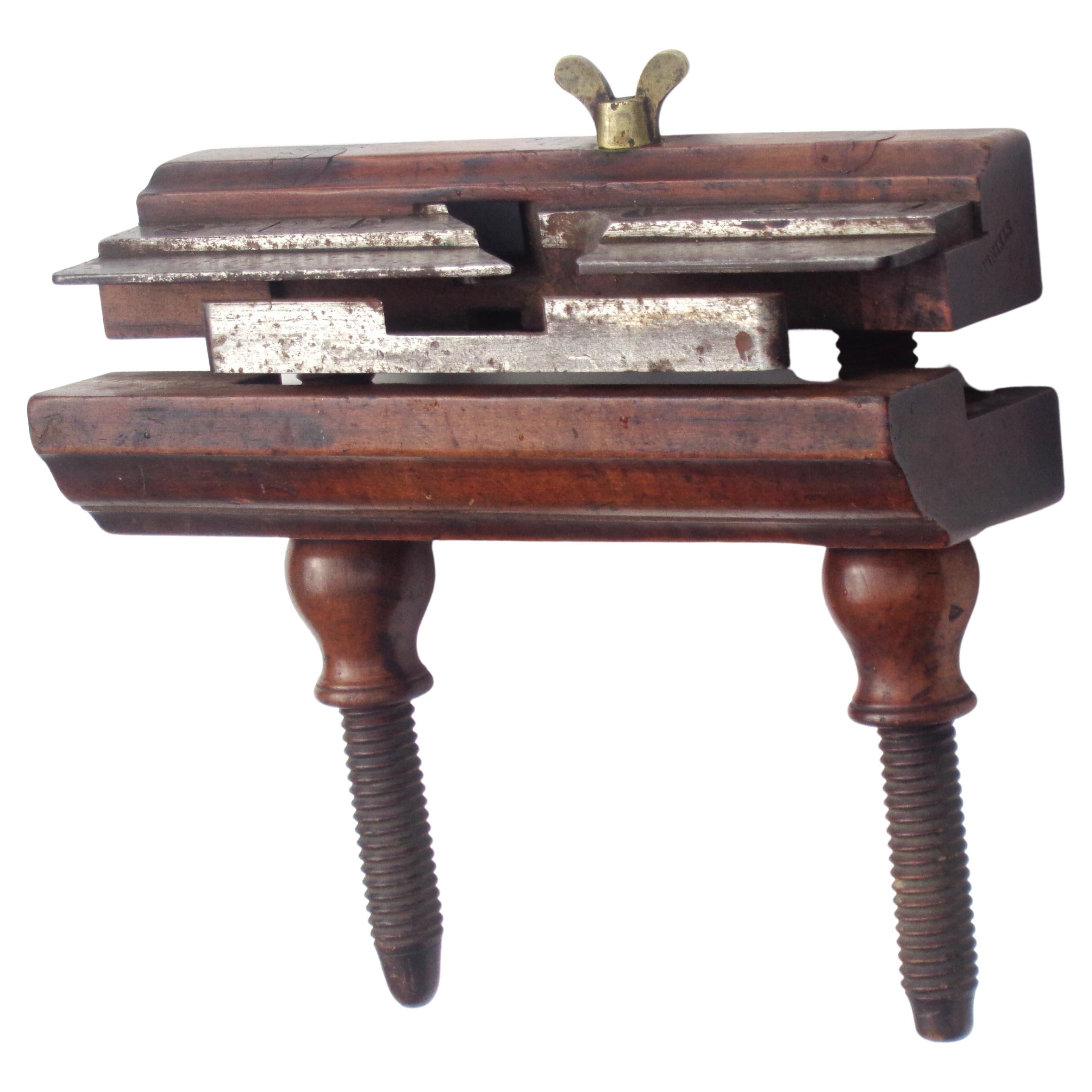 Antico attrezzo da falegname tedesco del XIX secolo con braccio a vite e patina originale di legno e ottone, con un'ottima costruzione artigianale. Timbro Steinlin - vedi l'ultima immagine 10. Guardate tutte le foto e leggete il rapporto sulle