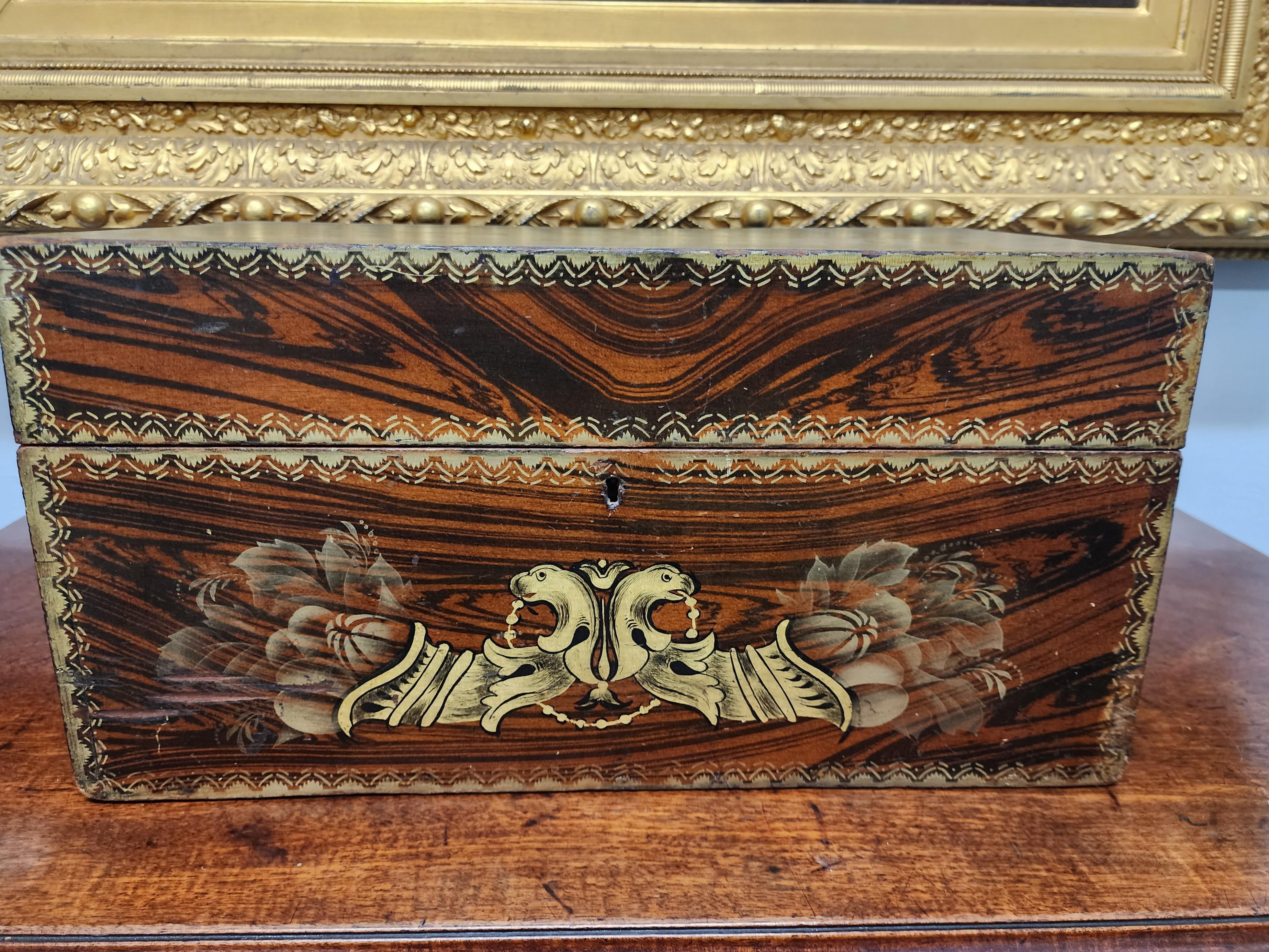 Boîte à documents en grain fédéral peinte et décorée au pochoir 19e siècle américain  en vente 3