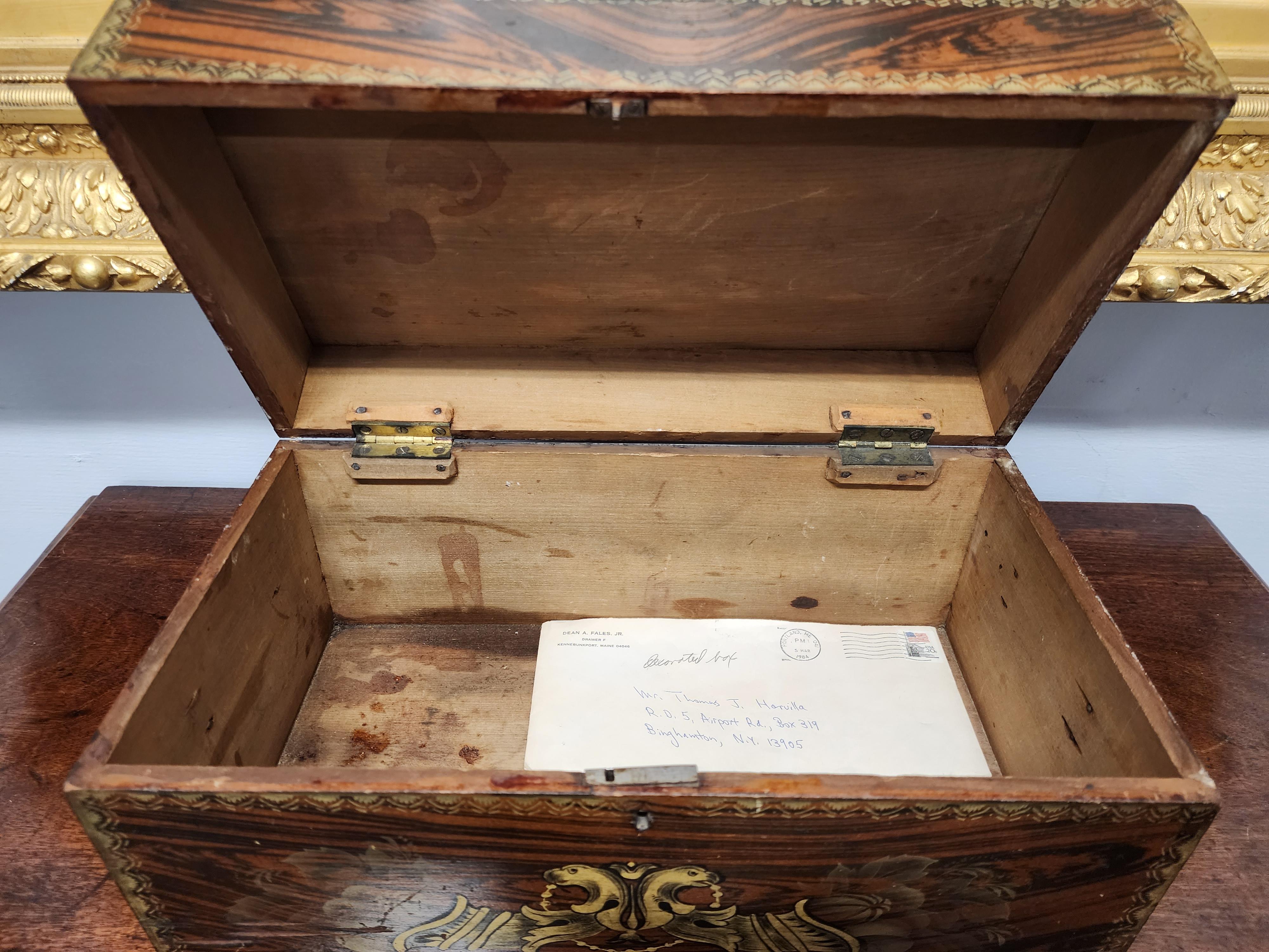 Boîte à documents en grain fédéral peinte et décorée au pochoir 19e siècle américain  en vente 1