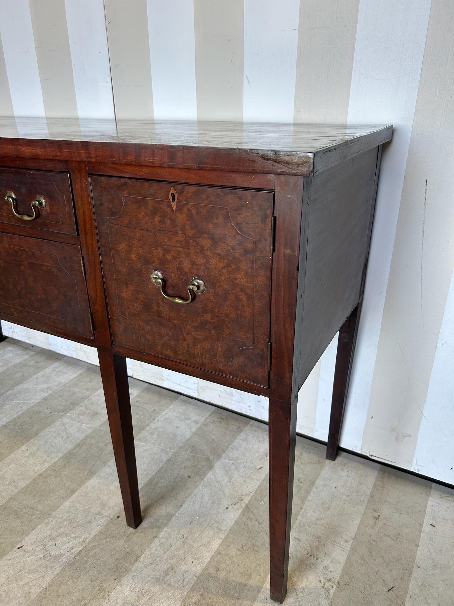 Raffinata credenza in mogano del periodo federale americano del XIX secolo in vendita 7