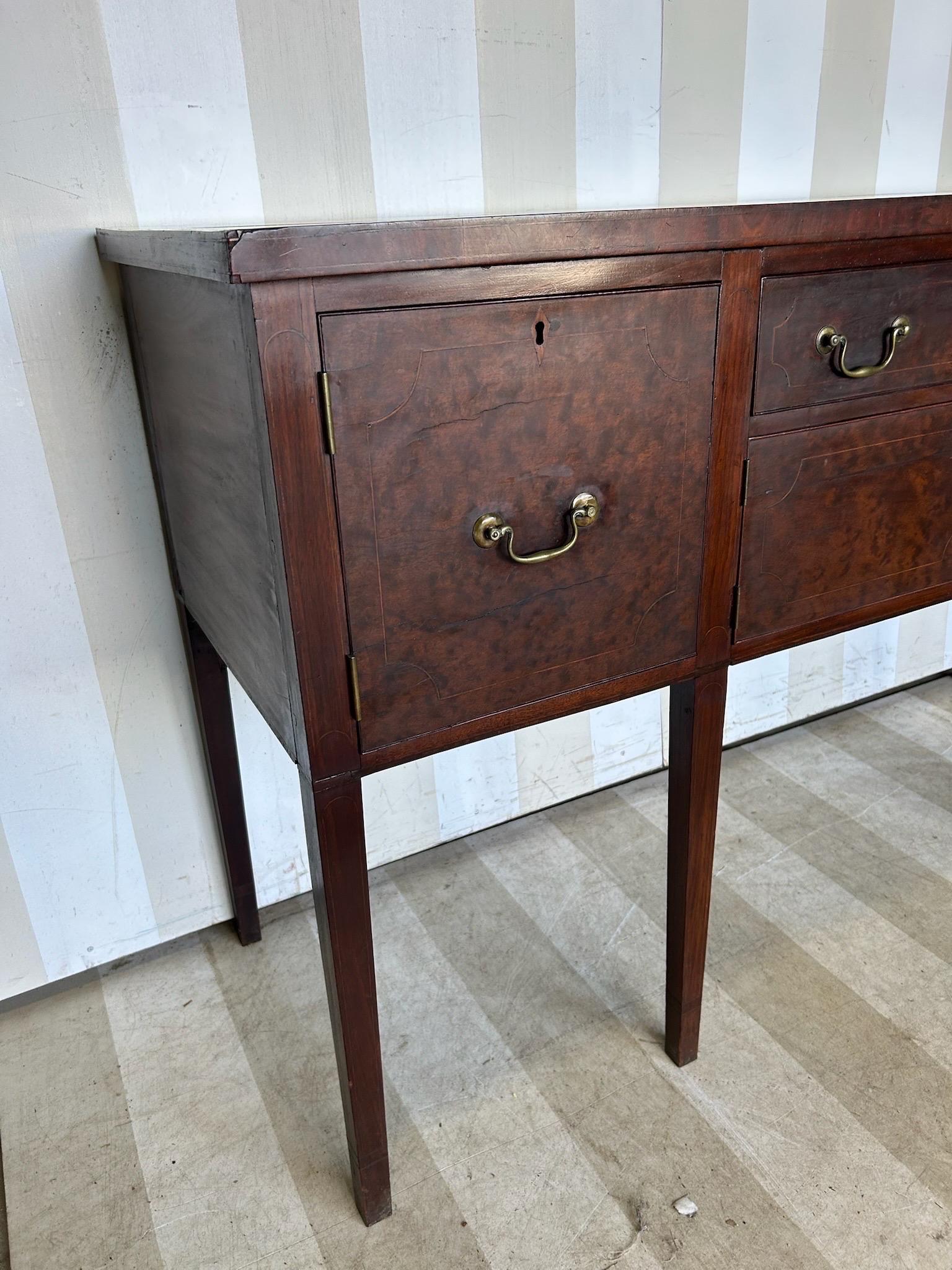 Raffinata credenza in mogano del periodo federale americano del XIX secolo in vendita 9