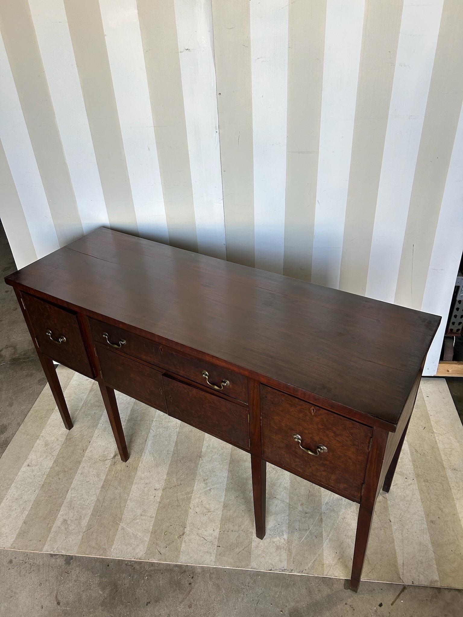 Raffinata credenza in mogano del periodo federale americano del XIX secolo In condizioni buone in vendita a Richmond, VA