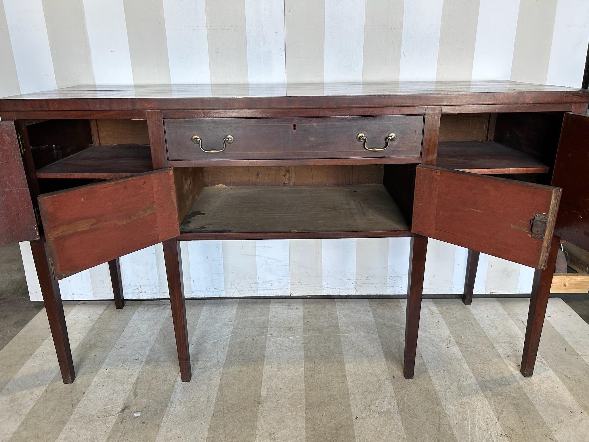 Mogano Raffinata credenza in mogano del periodo federale americano del XIX secolo in vendita