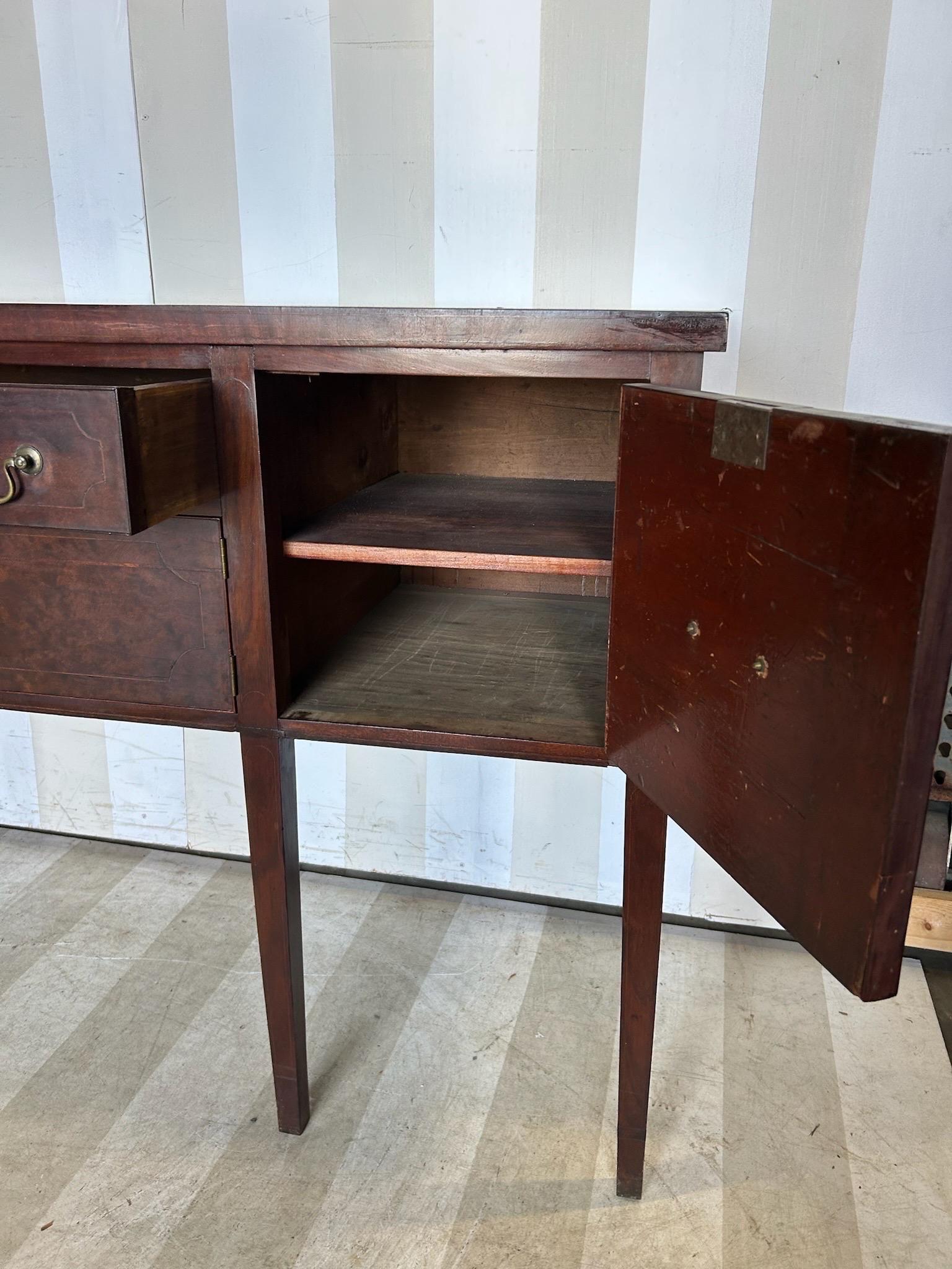 Raffinata credenza in mogano del periodo federale americano del XIX secolo in vendita 1