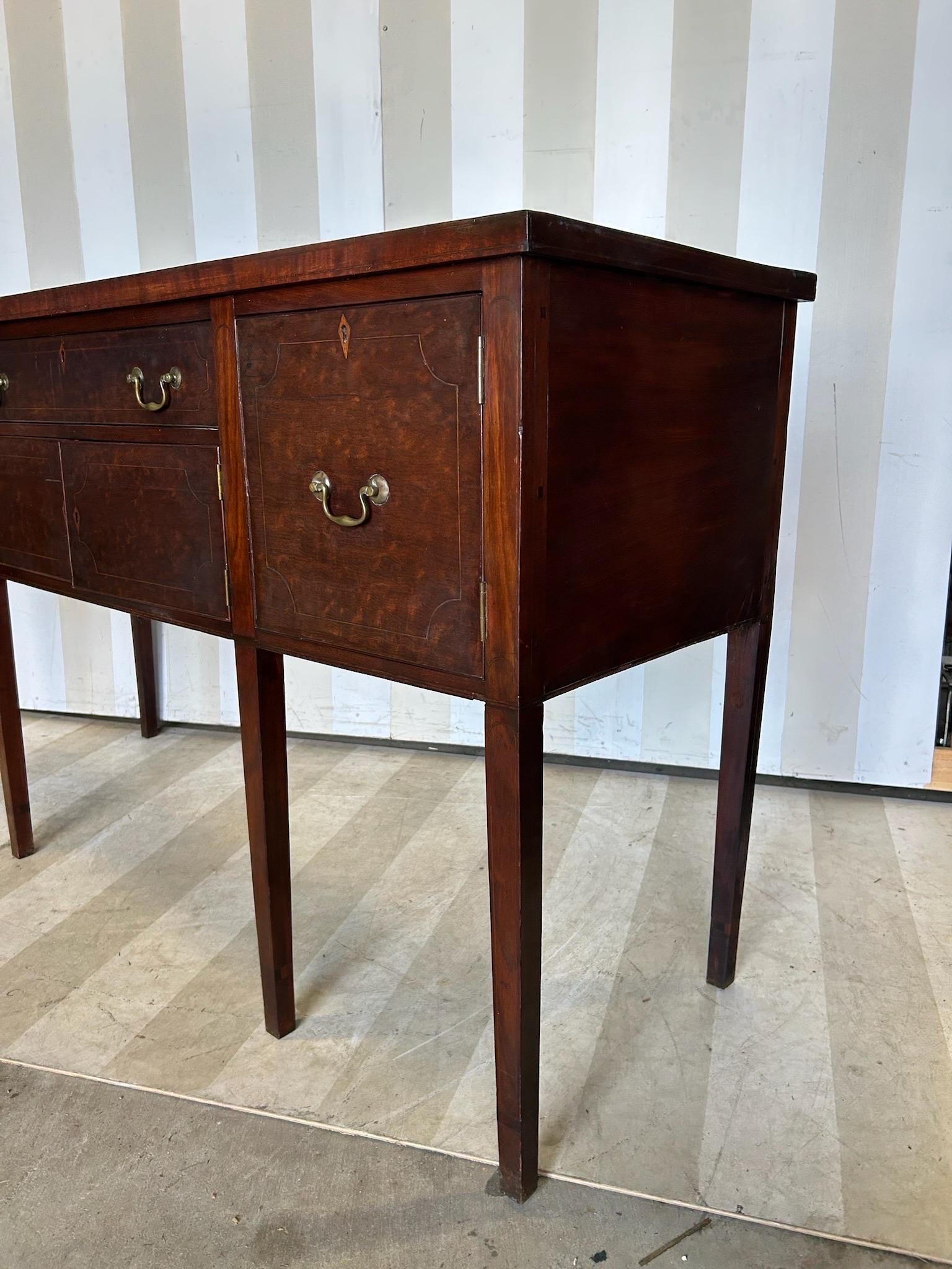 Raffinata credenza in mogano del periodo federale americano del XIX secolo in vendita 2