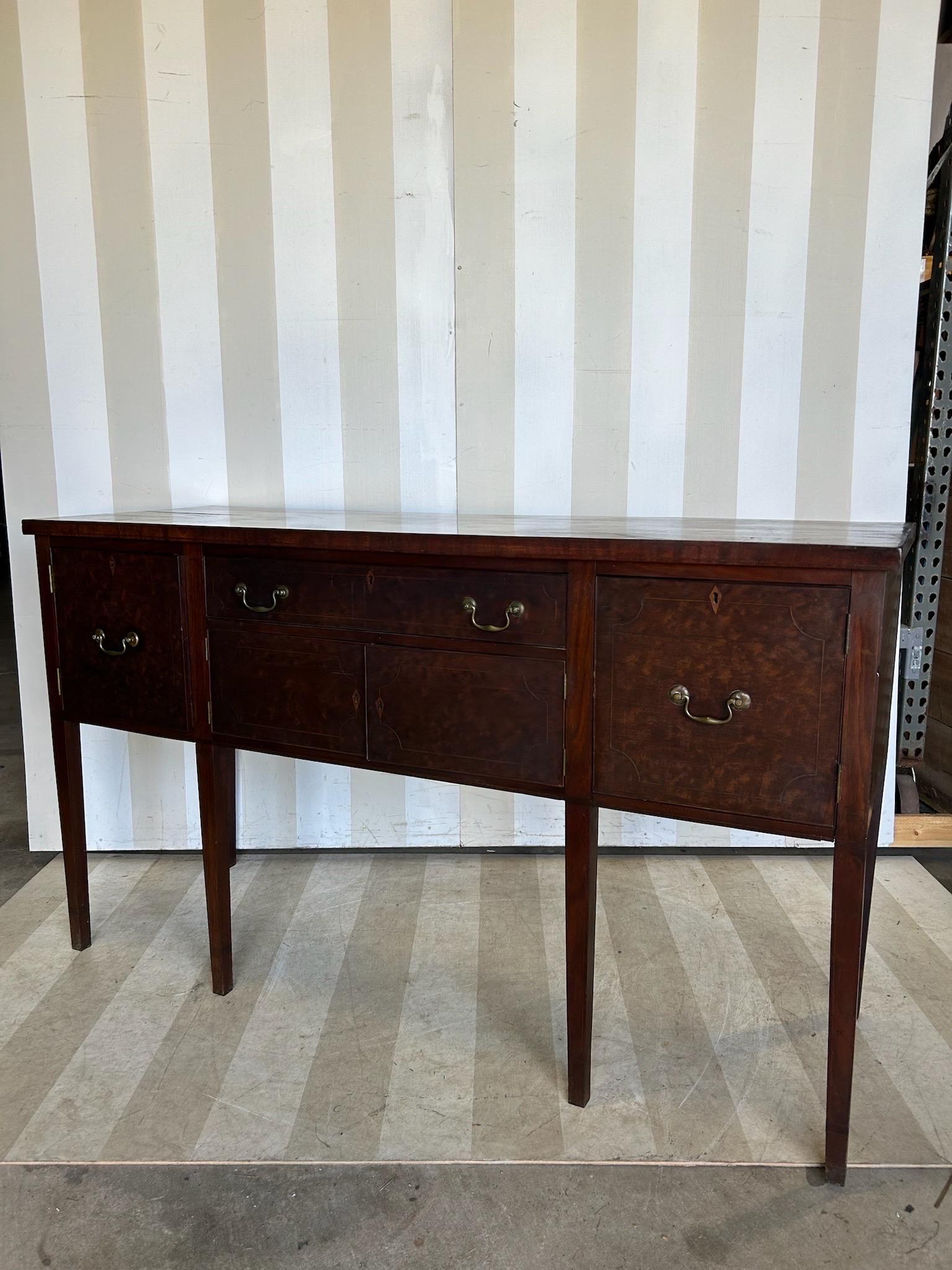 Raffinata credenza in mogano del periodo federale americano del XIX secolo in vendita 3