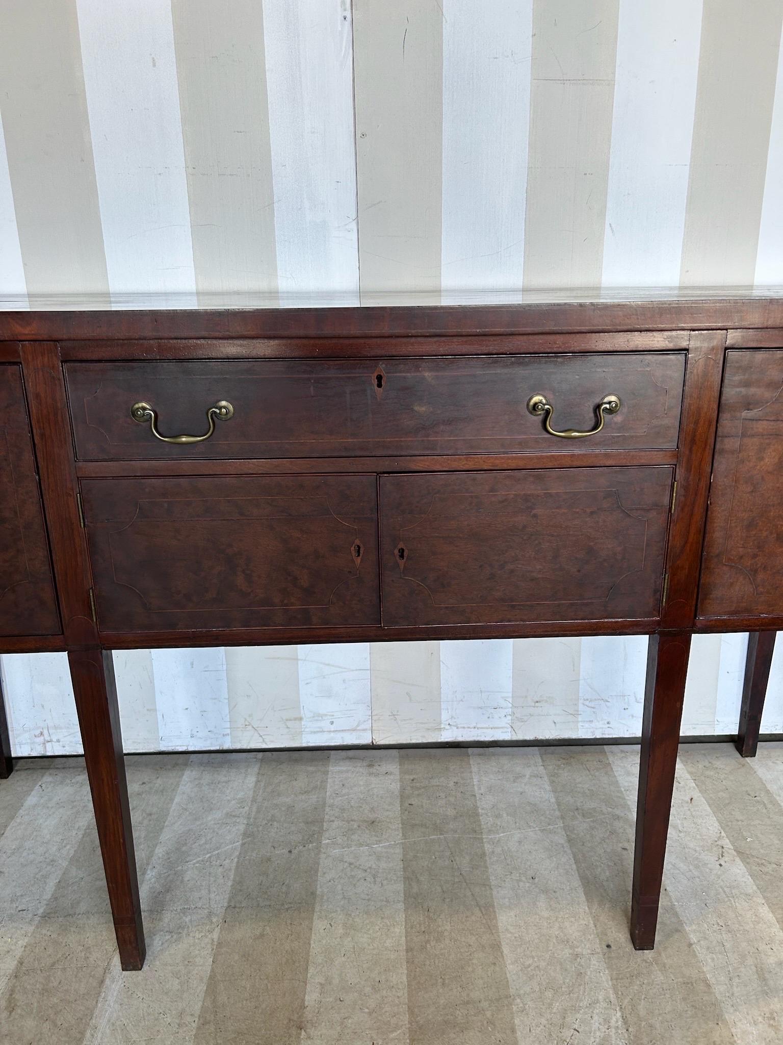 Raffinata credenza in mogano del periodo federale americano del XIX secolo in vendita 4