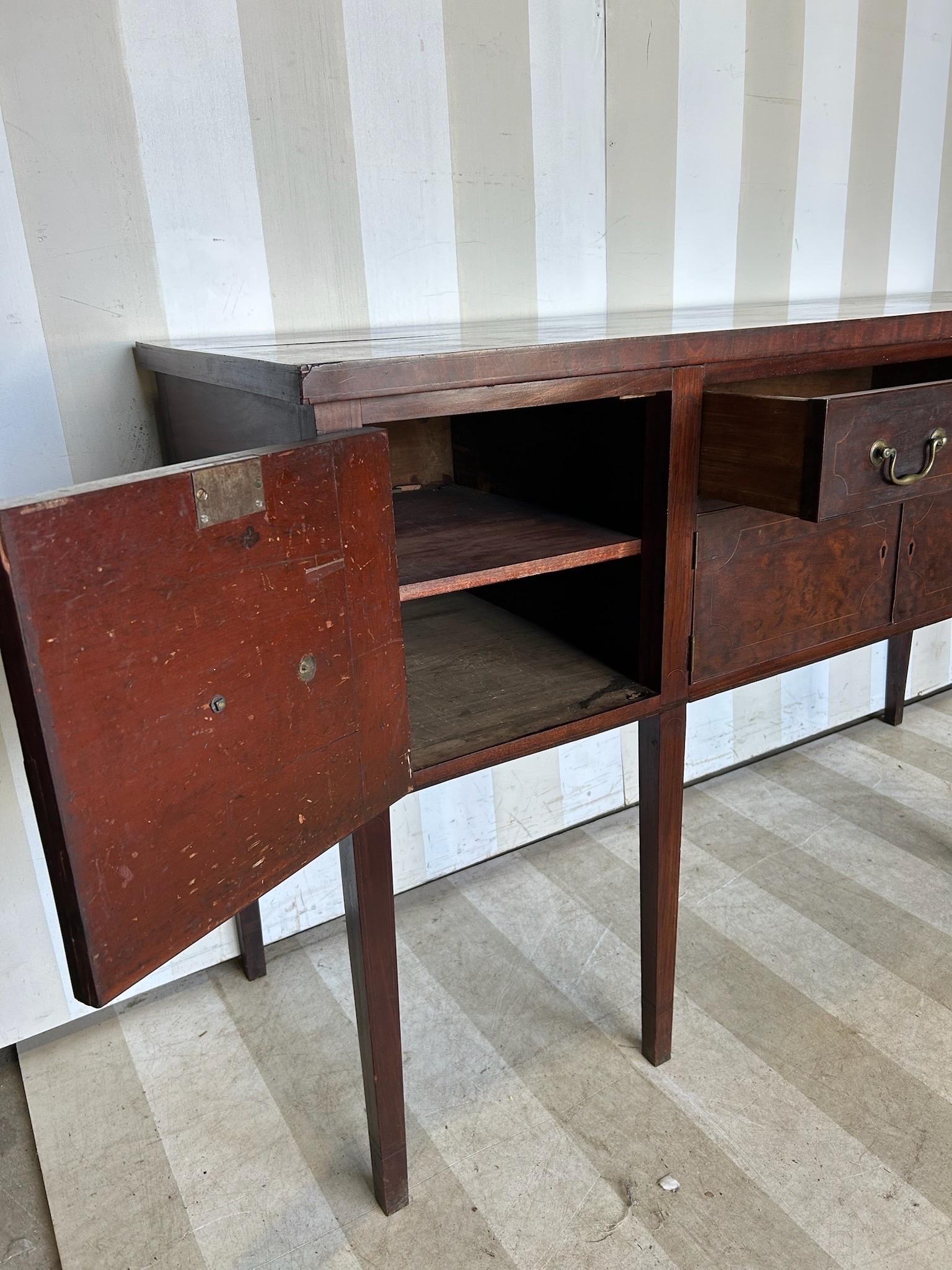 Raffinata credenza in mogano del periodo federale americano del XIX secolo in vendita 5